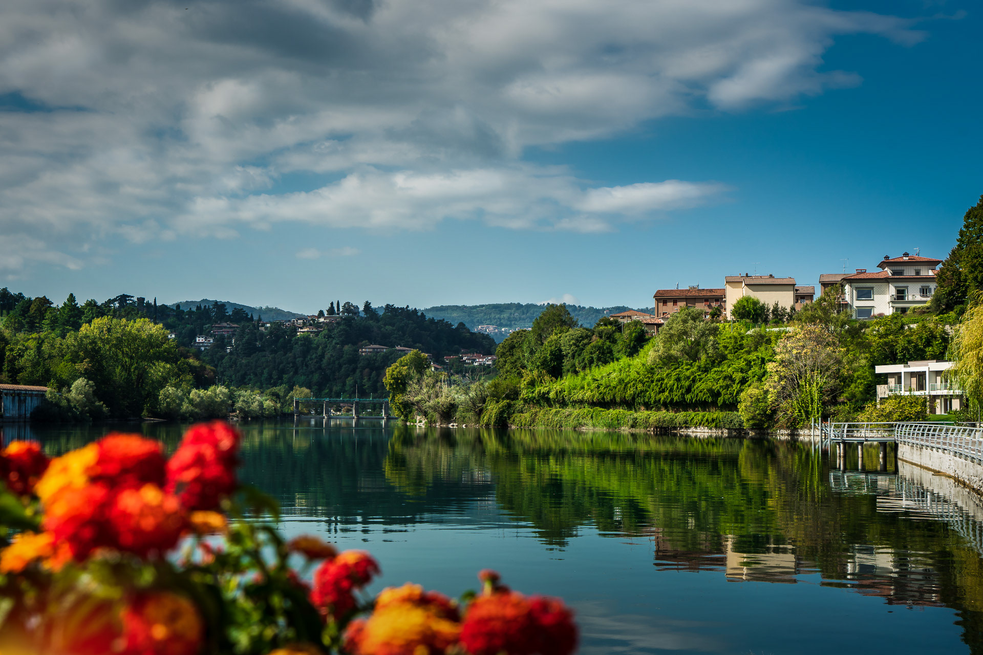 To the south, the lake flows into the river Oglio, which is embedded in a lovely, gentle plain.