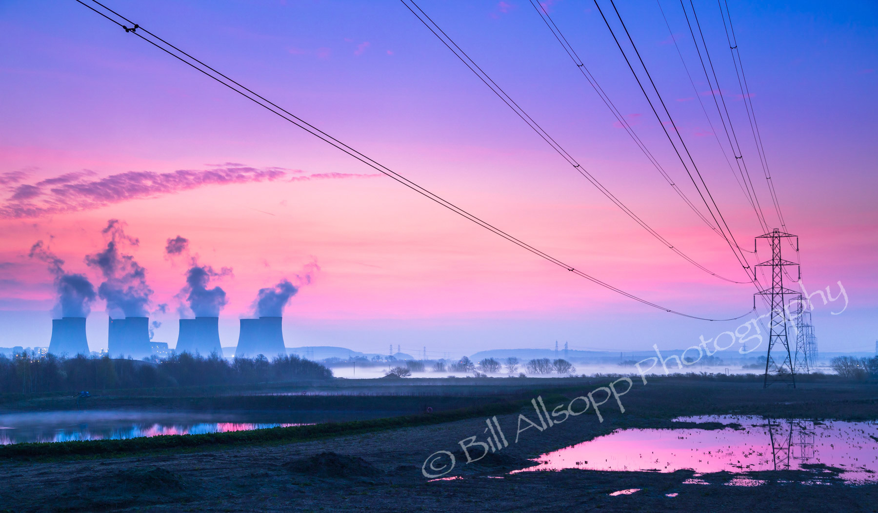 Ratcliffe-on-Soar power station and power transmission lines.