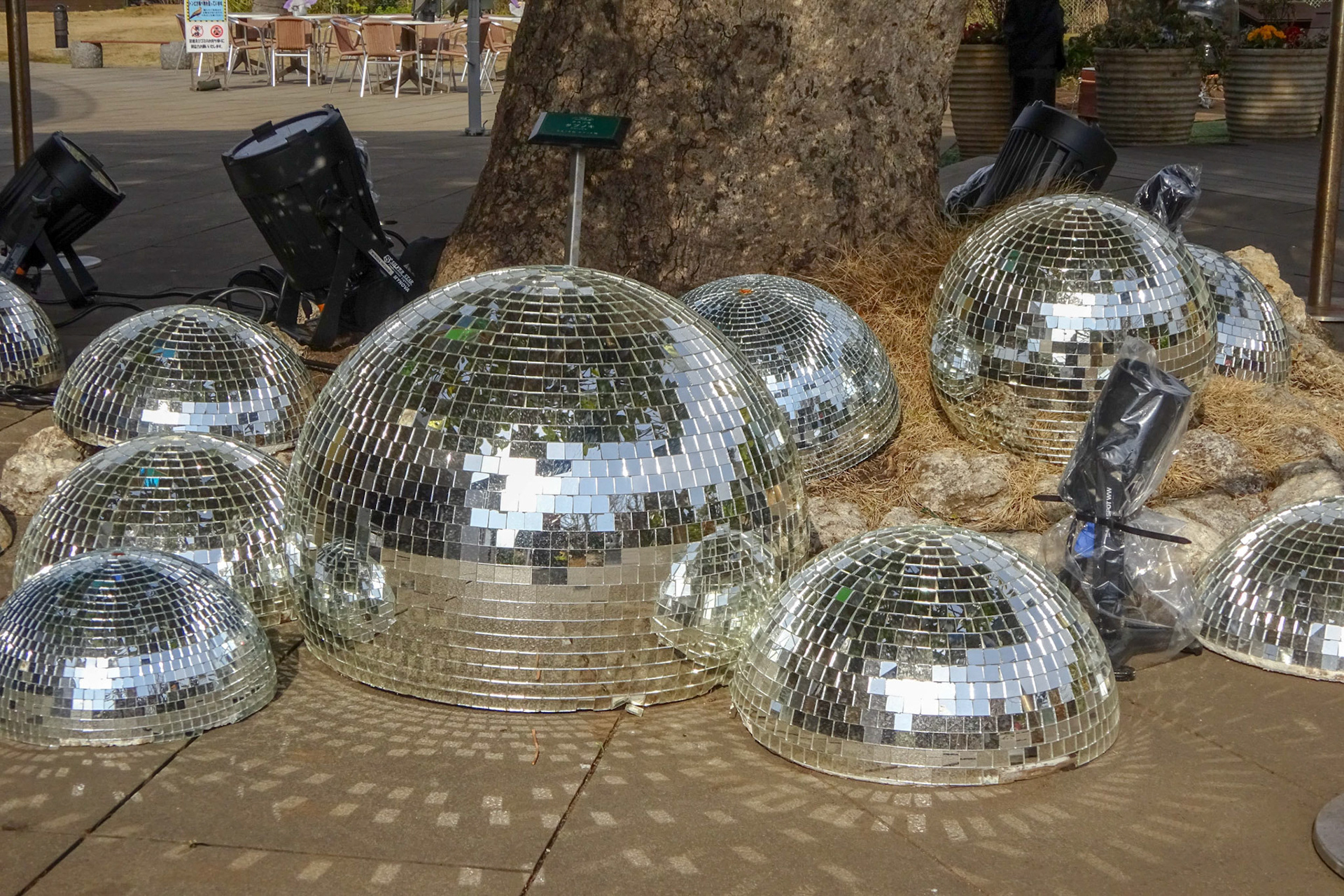 ミラーボールのオブジェ。どう見ても廃棄した感しか思えない笑