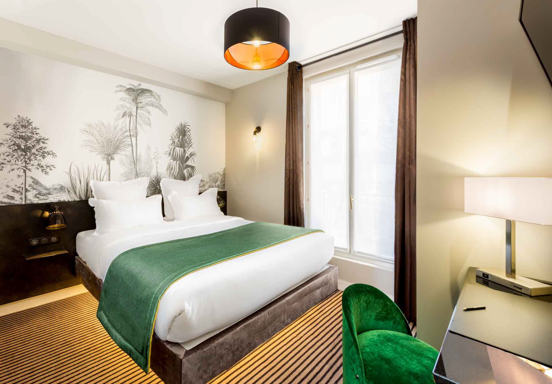 La chambre d'hotel est vide car...