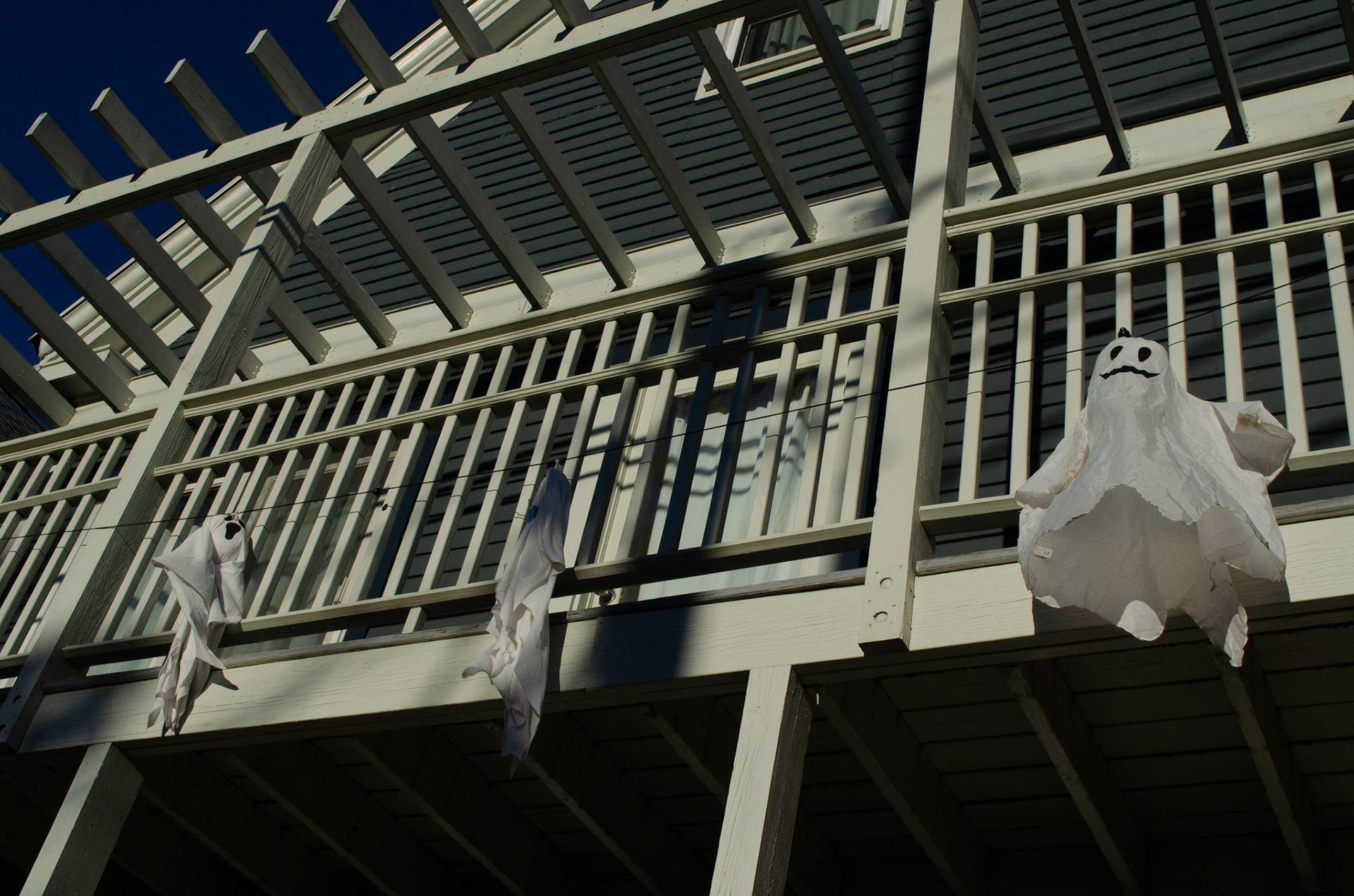 Hanson St, Somerville, MA 10/17/2020 Ghost hanging from balcony iso 400 f13 1/800s