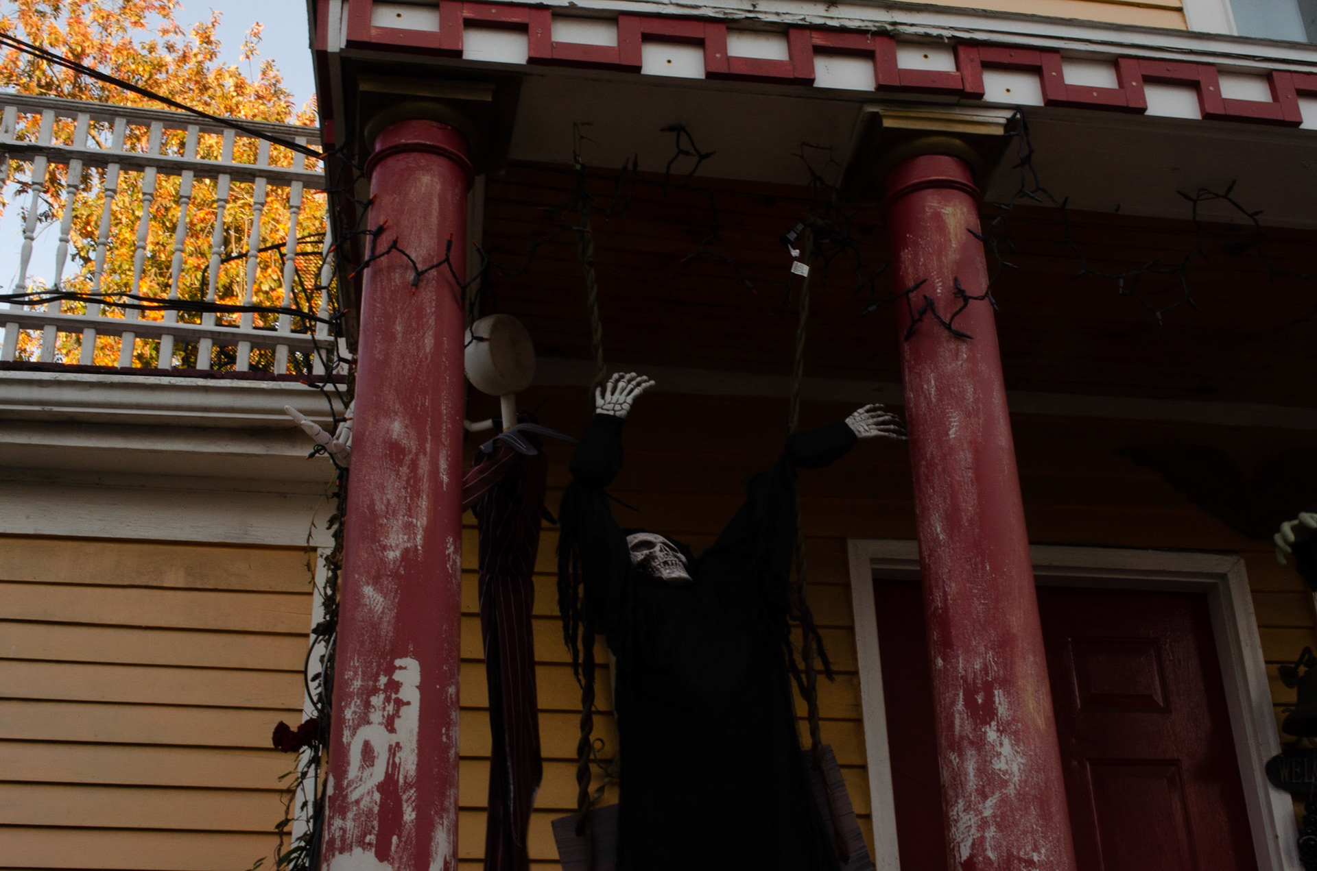 Hanson St, Somerville, MA 10/17/2020 Halloween Decorations iso 400 f 29 1/13s