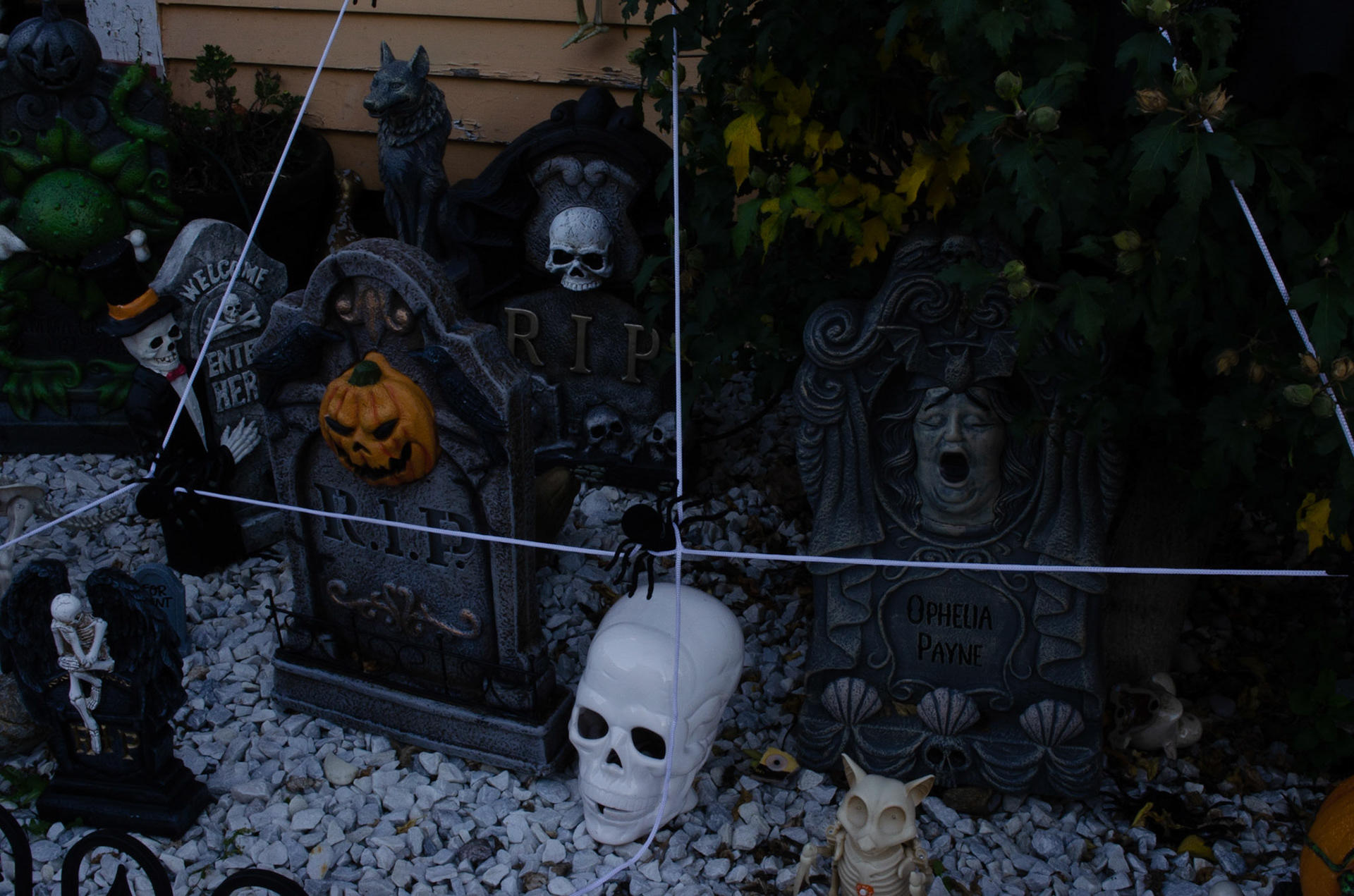 Hanson St, Somerville, MA 10/17/2020 Halloween Decorations iso 400 f29 1/13s