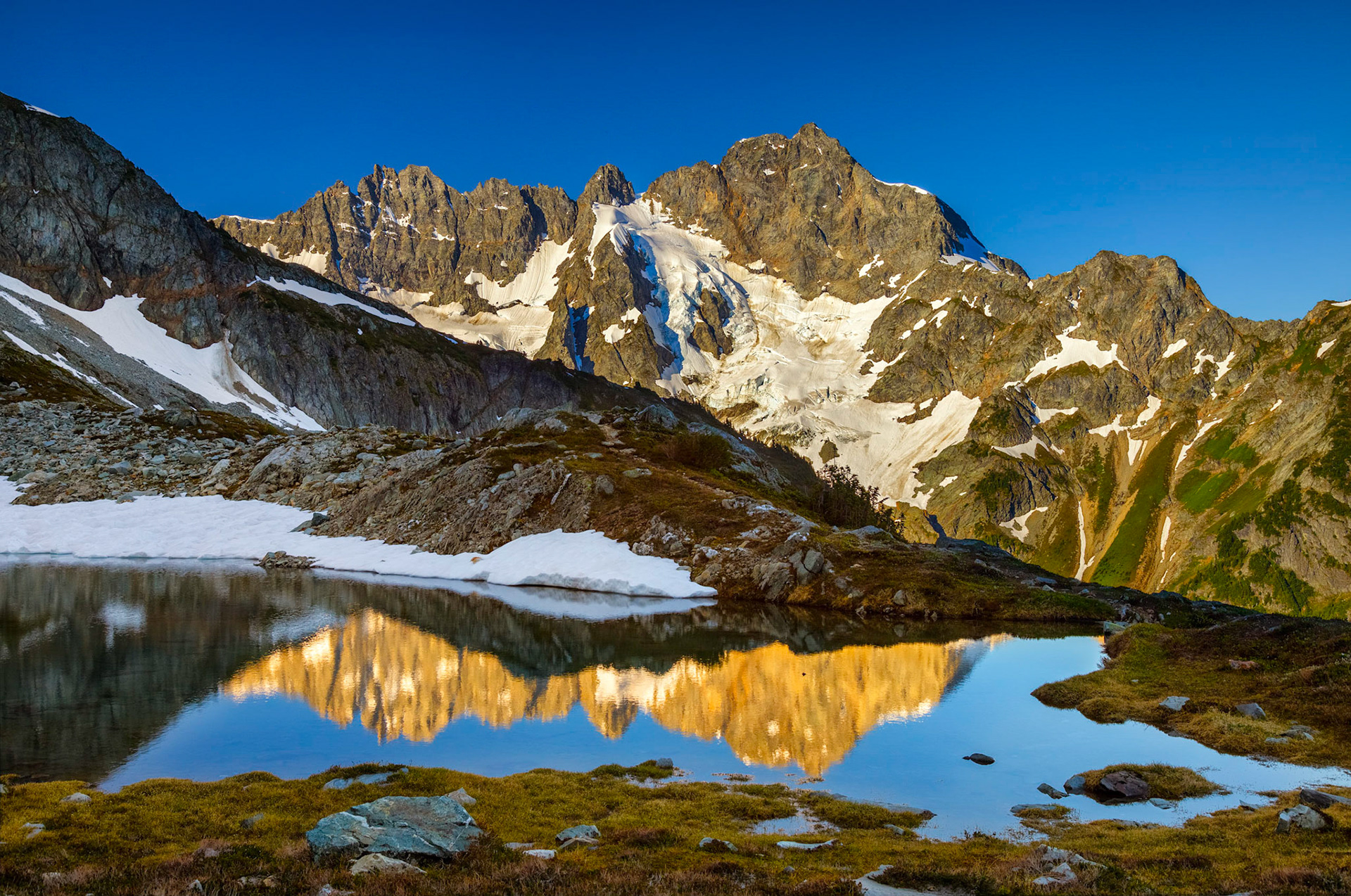 The impeccable alpine moutnain scenery of the Ptarmigan Traverse in the North Cascades of Washington