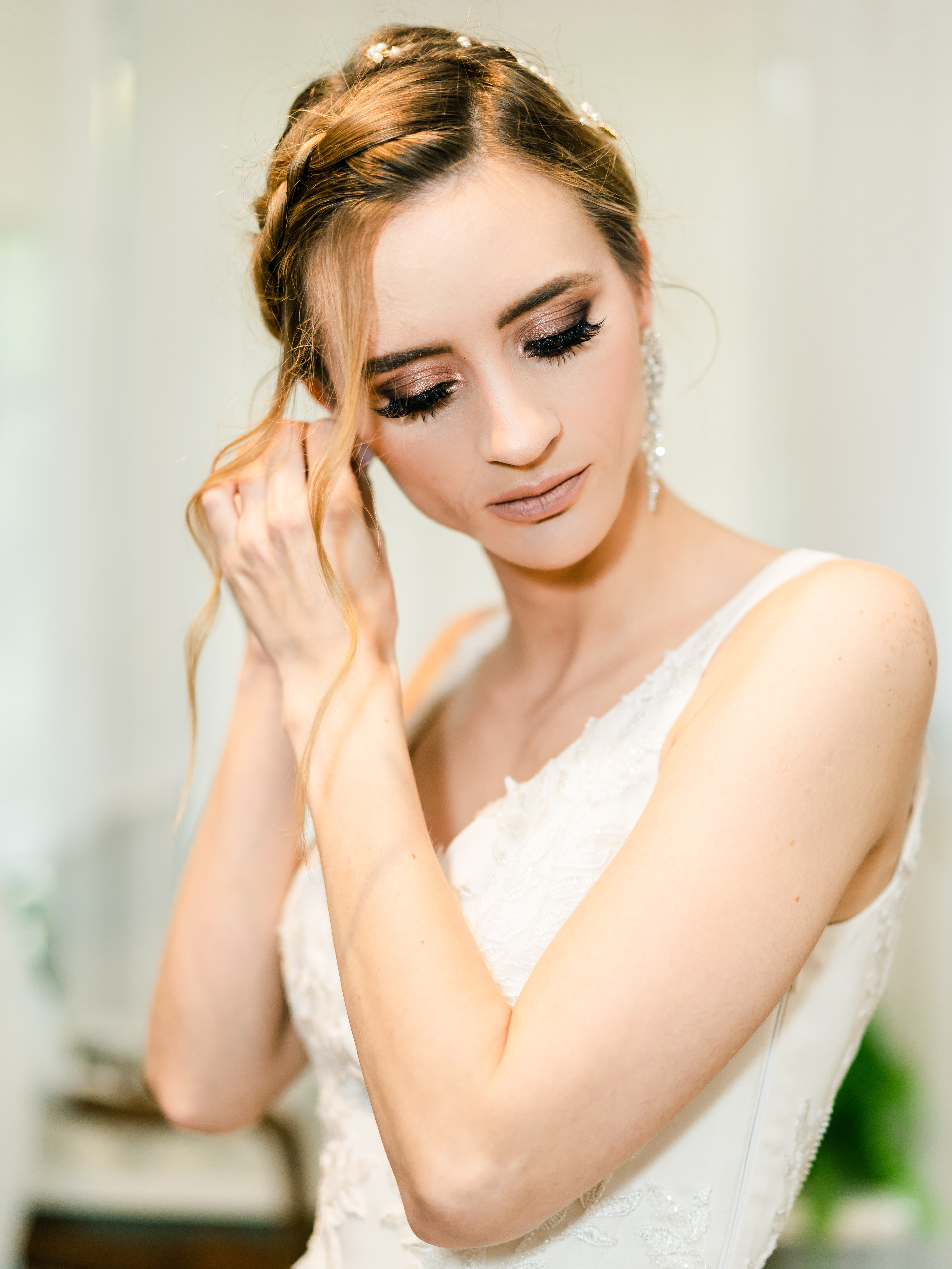 Panna młoda zakłada kolczyki | Rafał Murawski fotografia ślubna