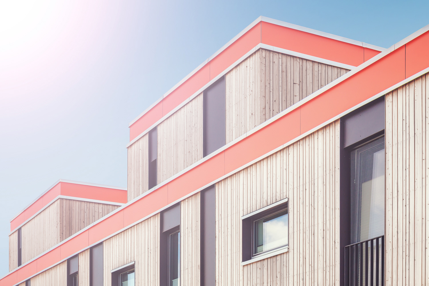 Thema: Architekturfotografie Muenchen - Passivhausfassade aus Holzl mit Farbflächen in Orange - Fotograf: Jacob Kanzleiter