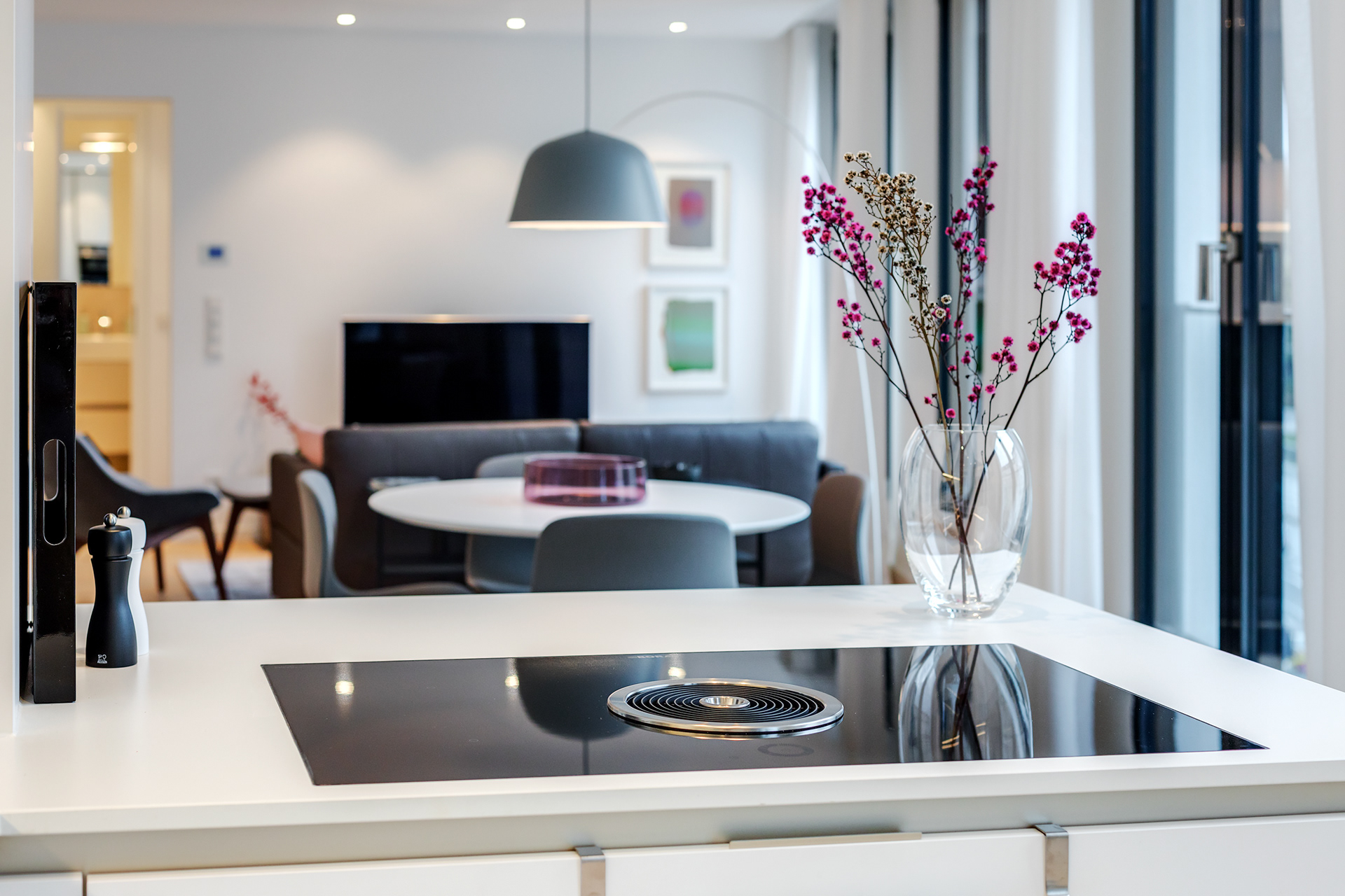 Thema: Immobilienfotografie Muenchen - offene Kueche mit Blick zum Wohnbereich - Immobilienfotograf: Jacob Kanzleiter