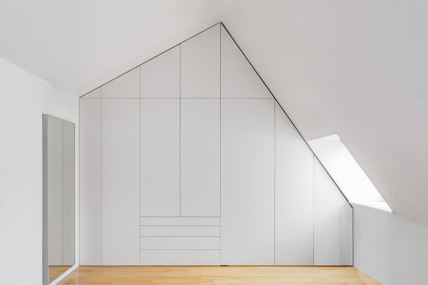 Thema: Interieurfotografie Muenchen. Bild eines Einbauschranks in Dachschräge - Interieurfotograf: Jacob Kanzleiter