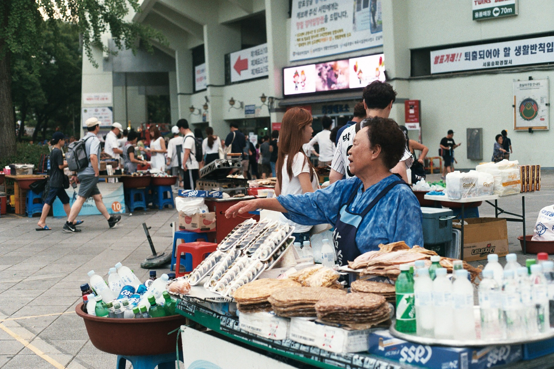 Outside Jamsil Stadium: Ready-made snacks from Kimbap to Fried Chicken, cider and beer