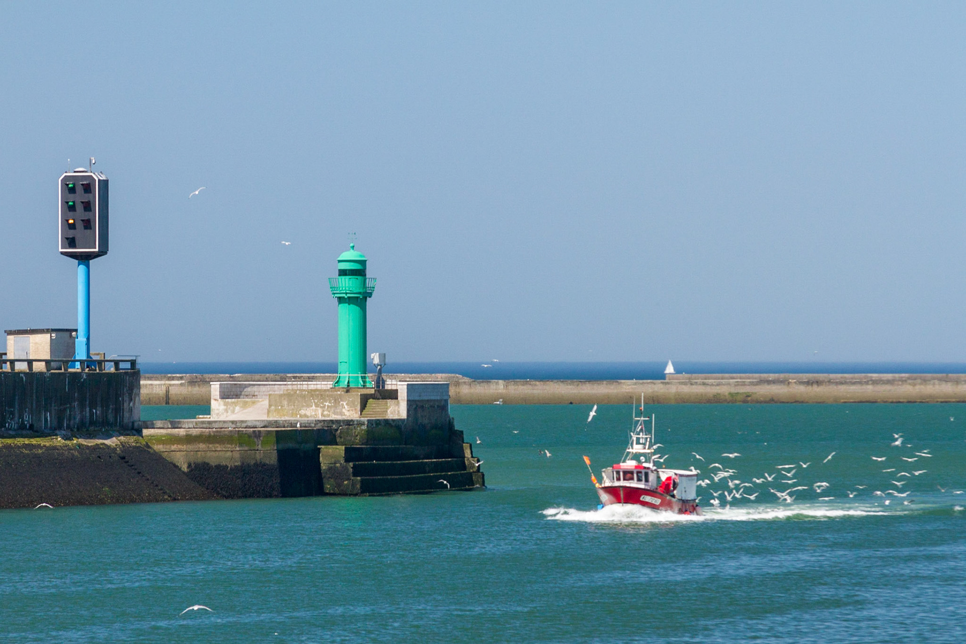 Retour d'un chalutier au port de Boulogne-sur-Mer