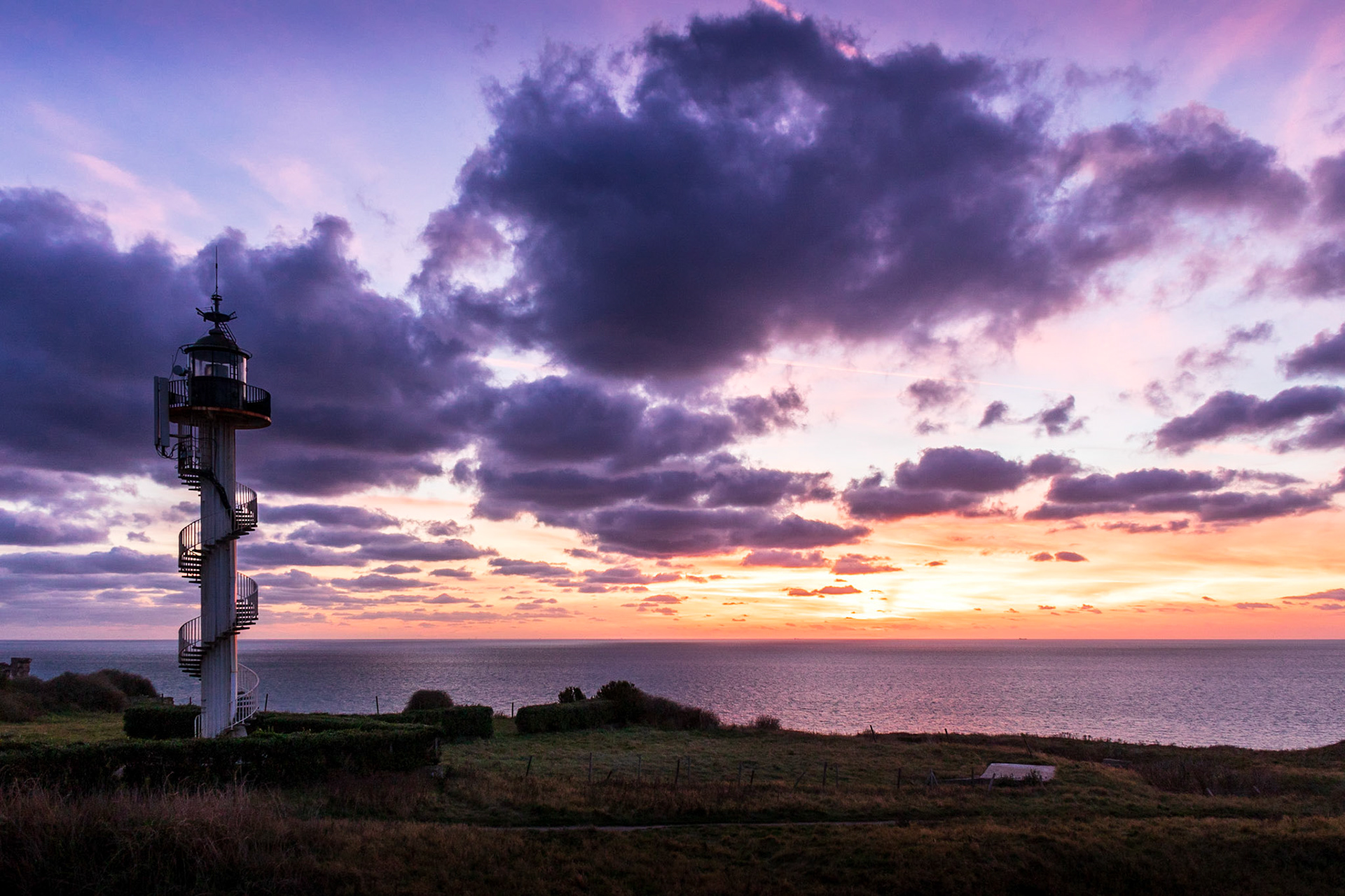 Coucher de soleil sur le phare d'Alprech