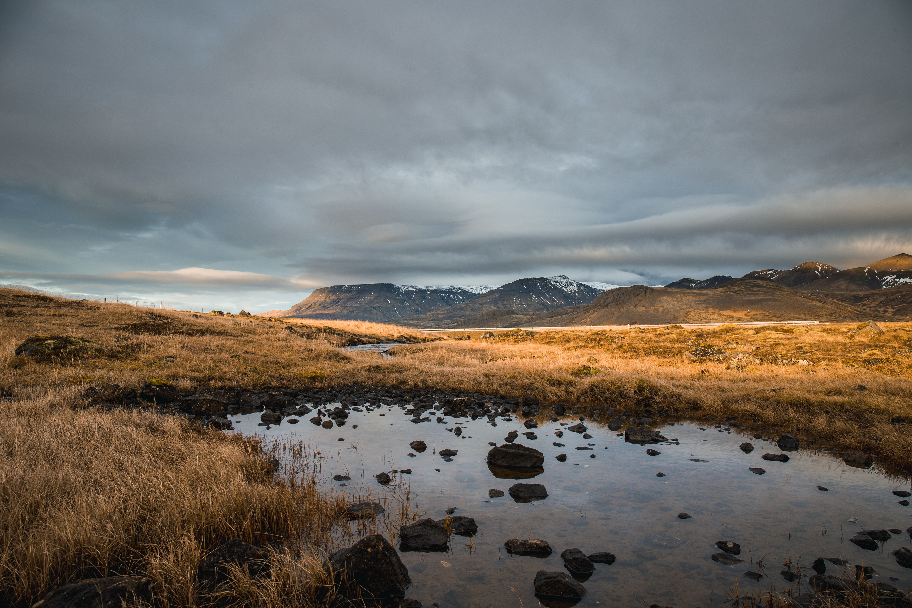 The road to Þingvellir, looking west 