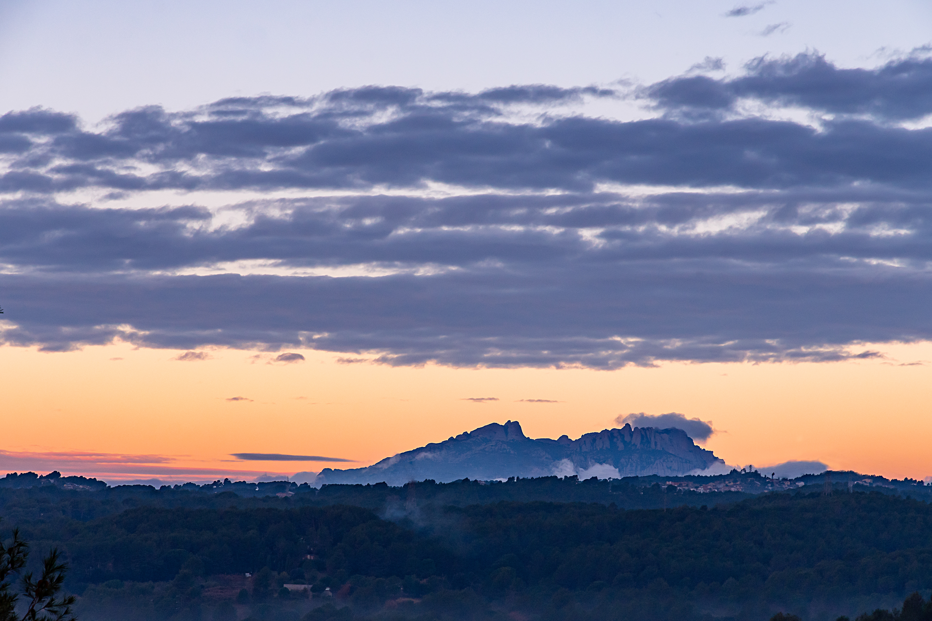 Cae el sol  tras Montserrat, visto desde Rubí