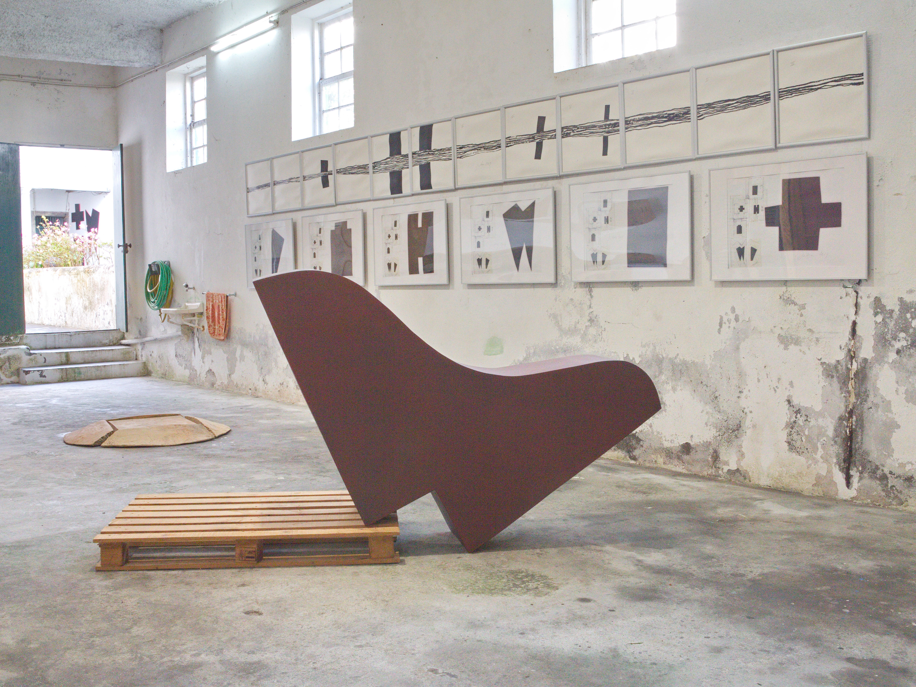 .....on wall THE LONG LINE - oilstick on paper .....FLOATING IMAGES - digital prints .....front SUPPORT 2014 .....back SQUARING THE CIRCLE 1982 - installation Galeria Camaroupa Horta/Faial 2020