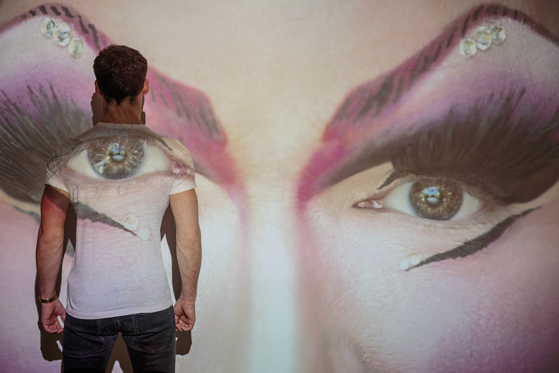 Aaron T. mit Projektion der Augen von Travestiekünstlerin Tatjana Taft
