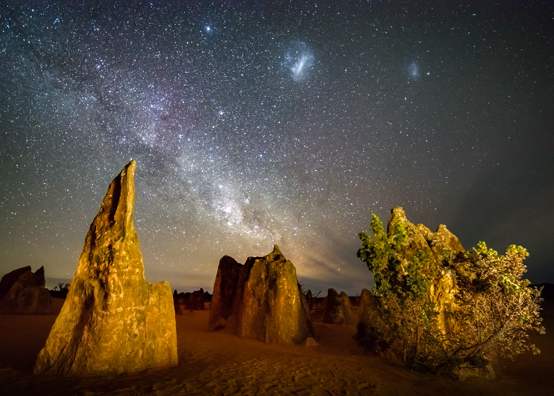 Made from 14 light frames by Starry Landscape Stacker 1.8.0.  Algorithm: Min Horizon Noise