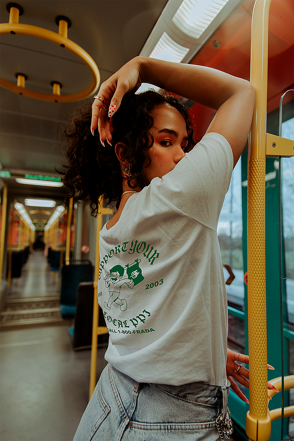 Caca wearing the 1-800-Frada T-shirt (Dimas Faro)