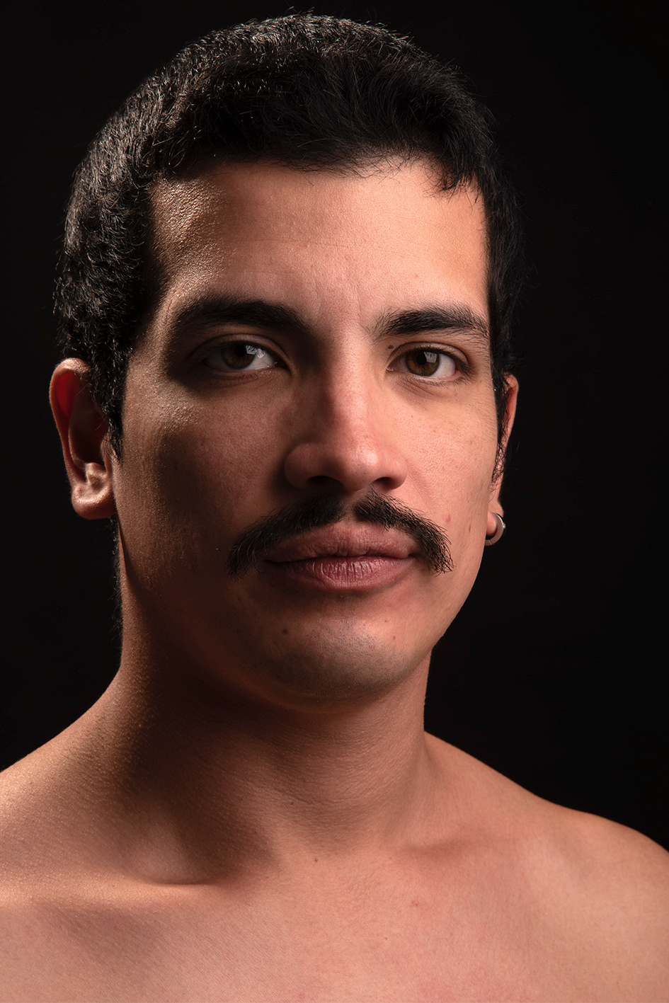 Rodrigo en una sesión de fotos en el estudio. 07/04/2019, Villa Luzuriaga, Buenos Aires, Argentina. Foto: Luciano Cericchio/ Argra Escuela
