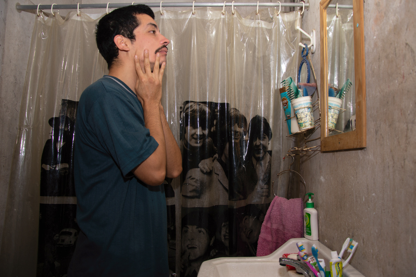 Rodrigo mirándose al espejo del baño por la mañana en su casa. 08/04/2019, Isidro Casanova, Buenos Aires, Argentina Foto: Luciano Cericchio/ Argra Escuela