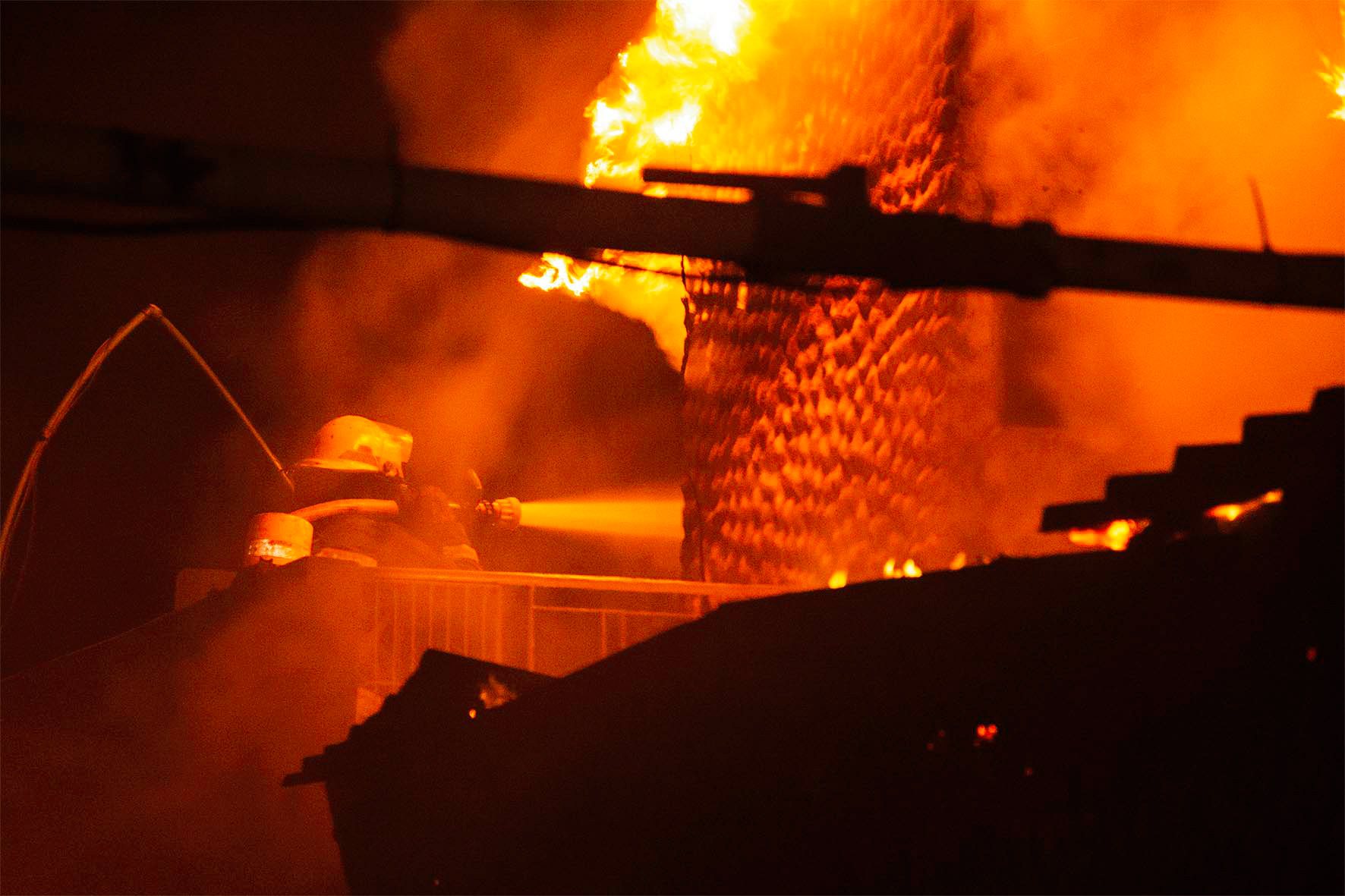 Bomberos del Destacamento 4 de Gonzalez Catán atacan desde el techo el incendio de una ferretería. 26/10/2019, Gonzalez Catán, Buenos Aires, Argentina. Foto: Luciano Cericchio/ Argra Escuela