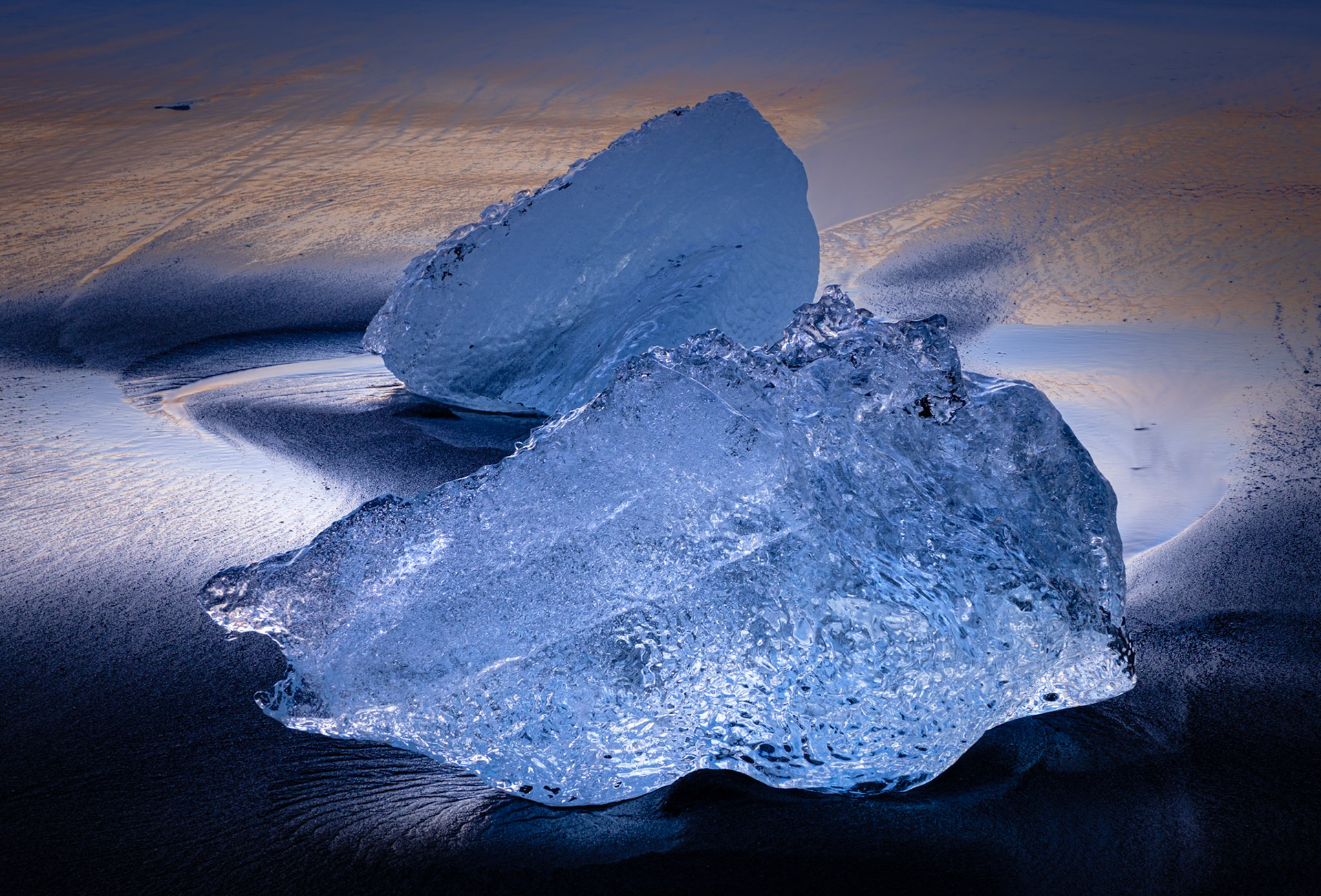 Ice blocks on the Black Beach @ Jökulsárlón - Glacier Lagoon