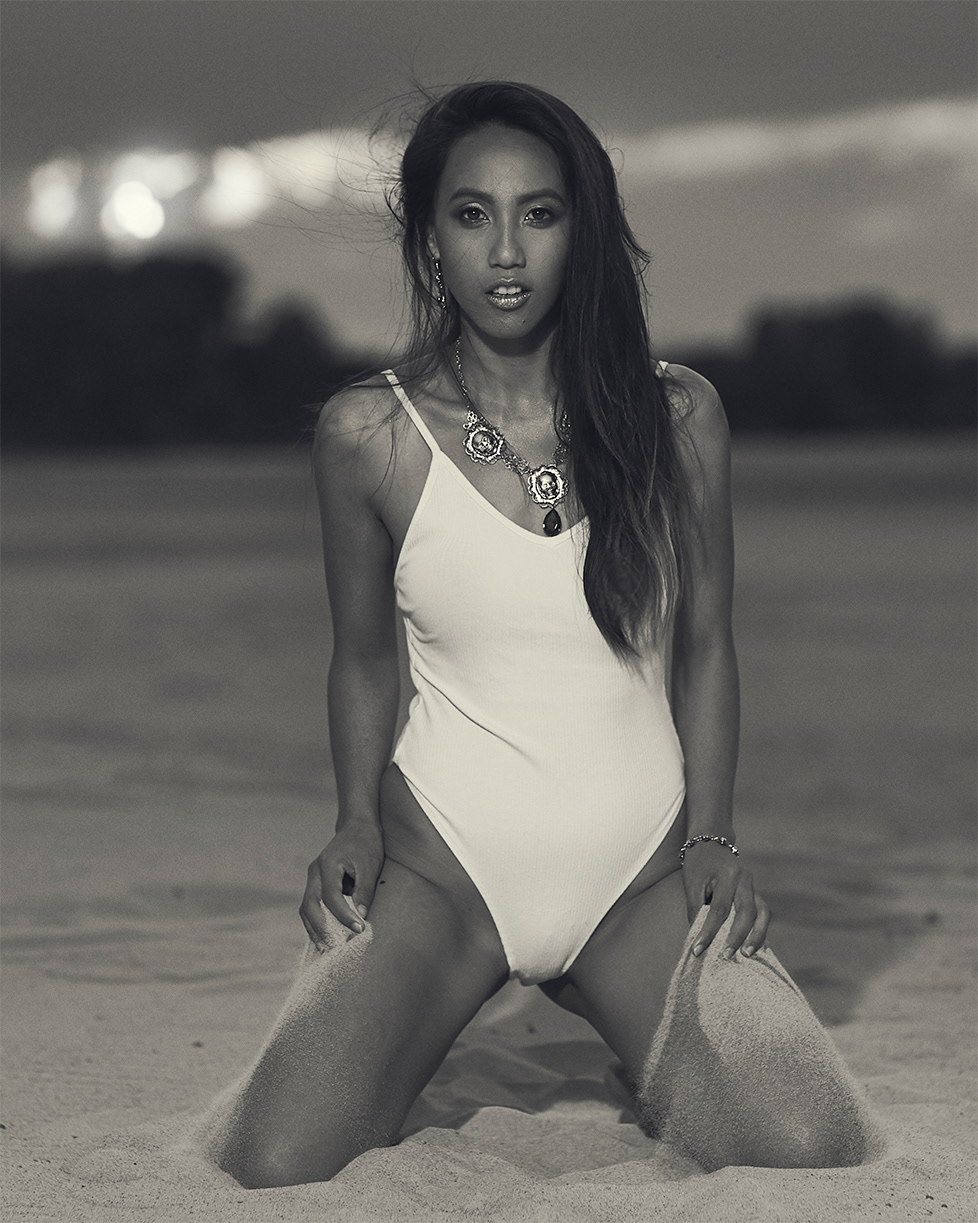 Modelka Shaira z Filipin na plaży Wyspy Świderskie w kostiumie kąpielowym. Sesja zdjęciowa z 2019 roku. Fotograf Dariusz Światłowski, Warszawa