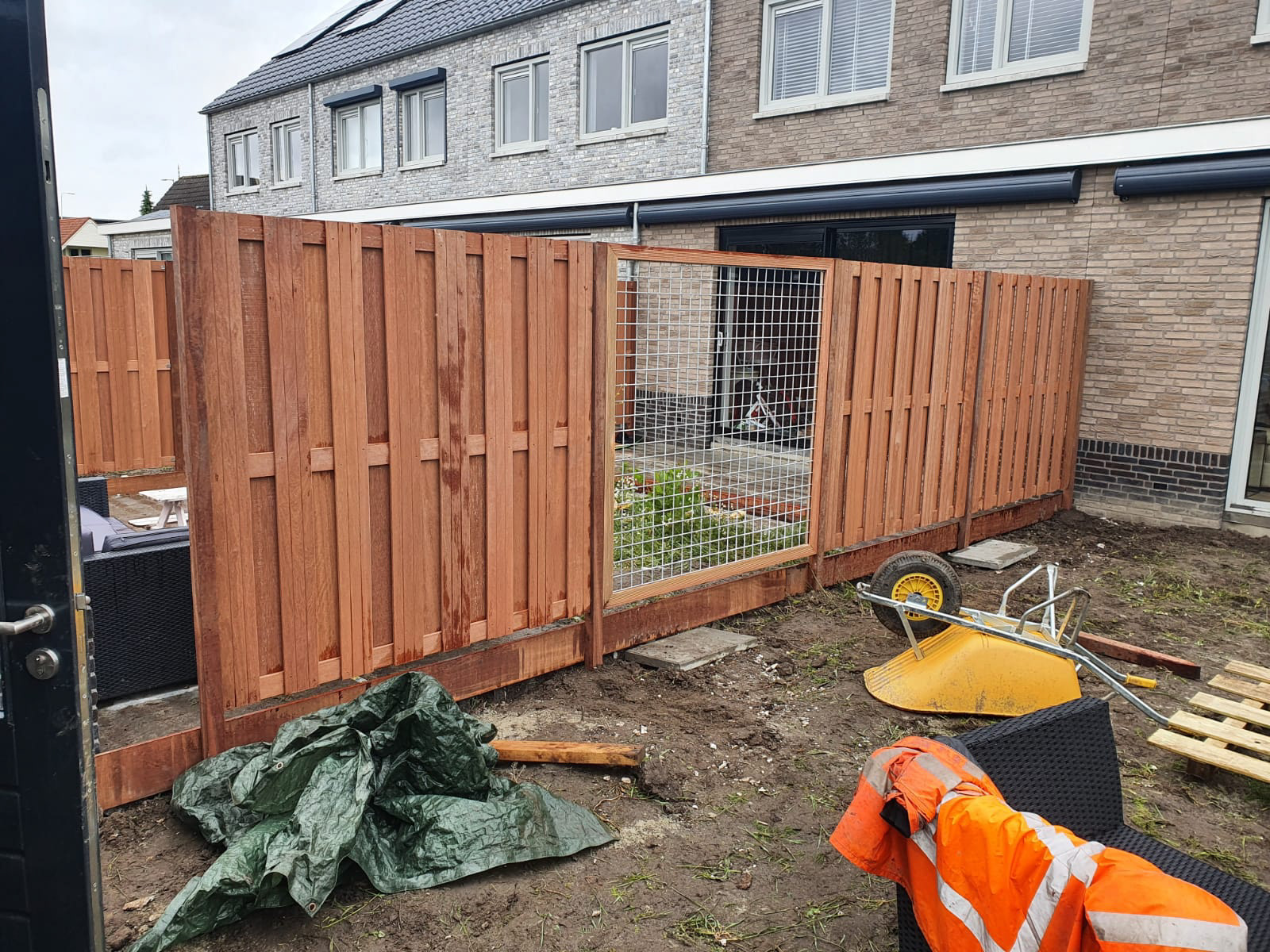 Foto 2: Hardhouten schutting met daarbij een trellischerm toegevoegd