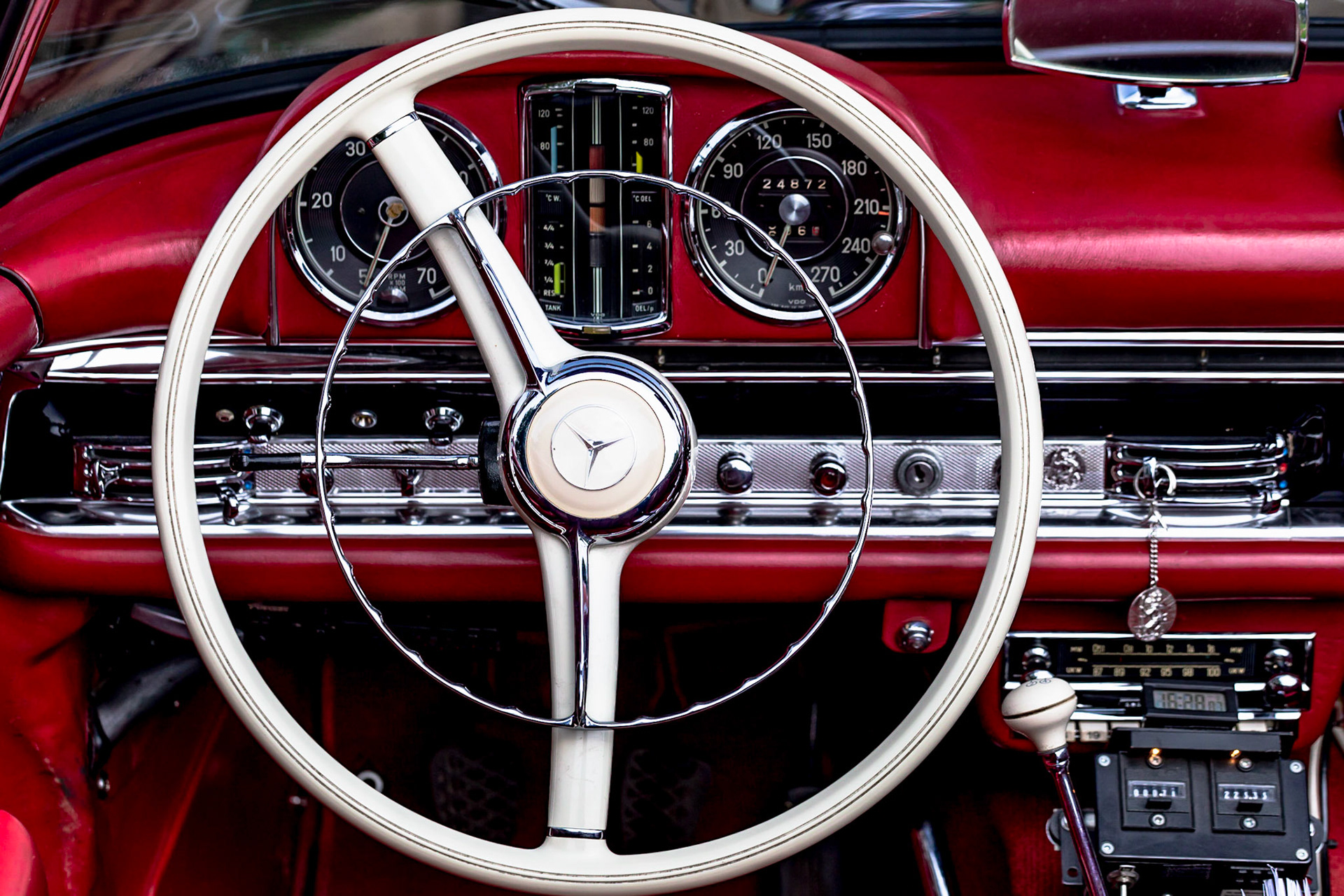Oldtimer Mercedes-Benz 300 SL Roadster Cabrio, Baujahr 1957, 2975 ccm, 215 PS, 250 km/h, Nahaufnahme des Armaturenbretts mit Lenkrad