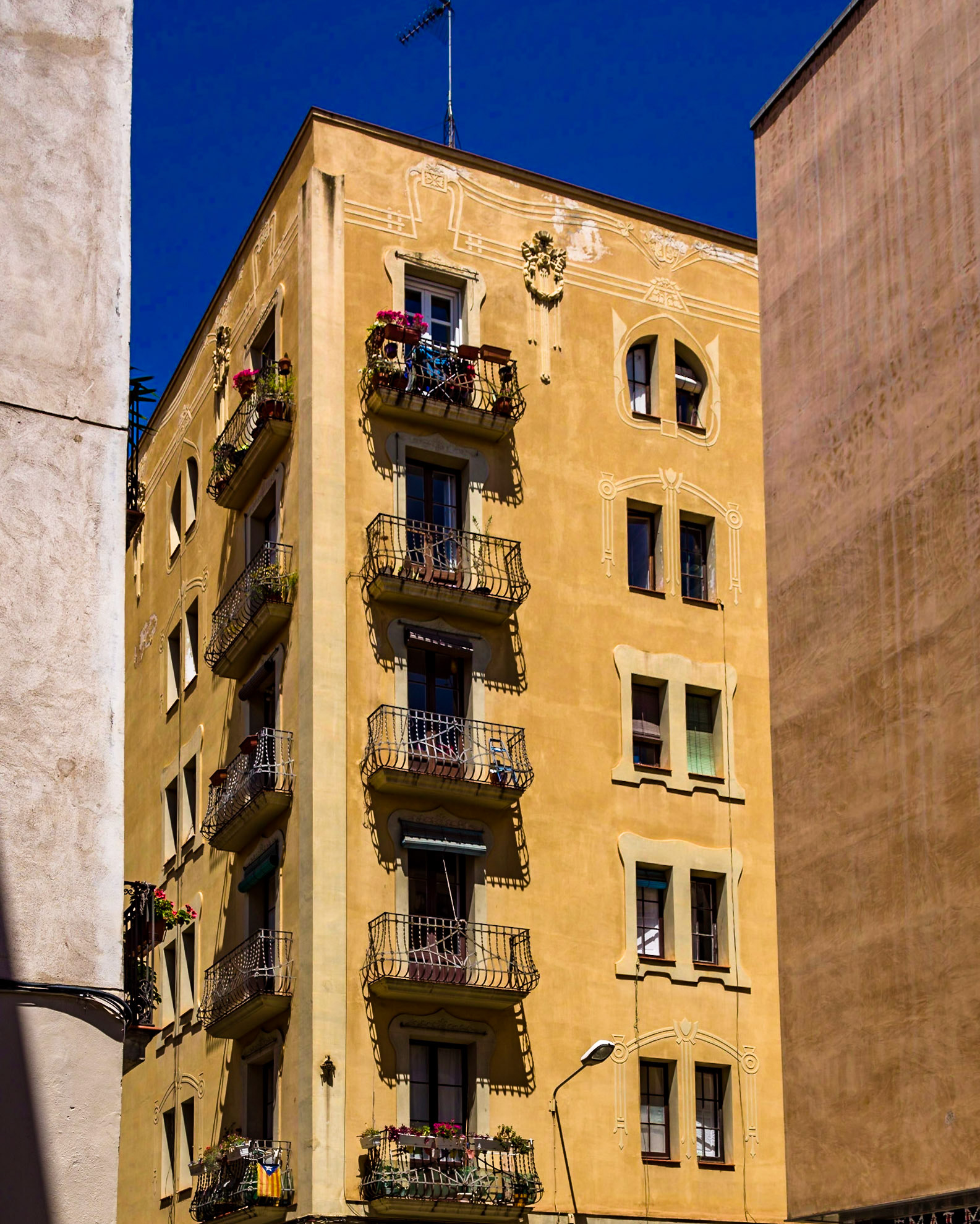 Even lesser Architects incorporate fine detailing in their apartment blocks in this city