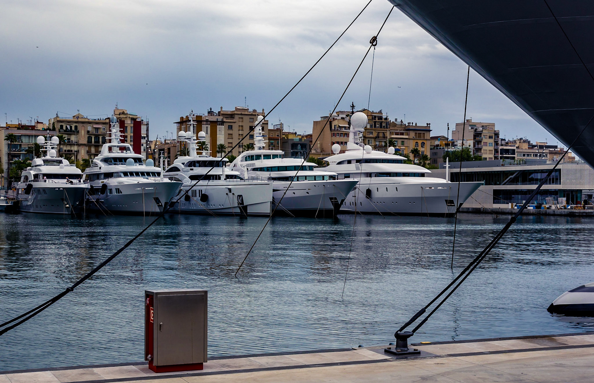 "Ordinary" Super Yachts see from under the bow of the Ulysses