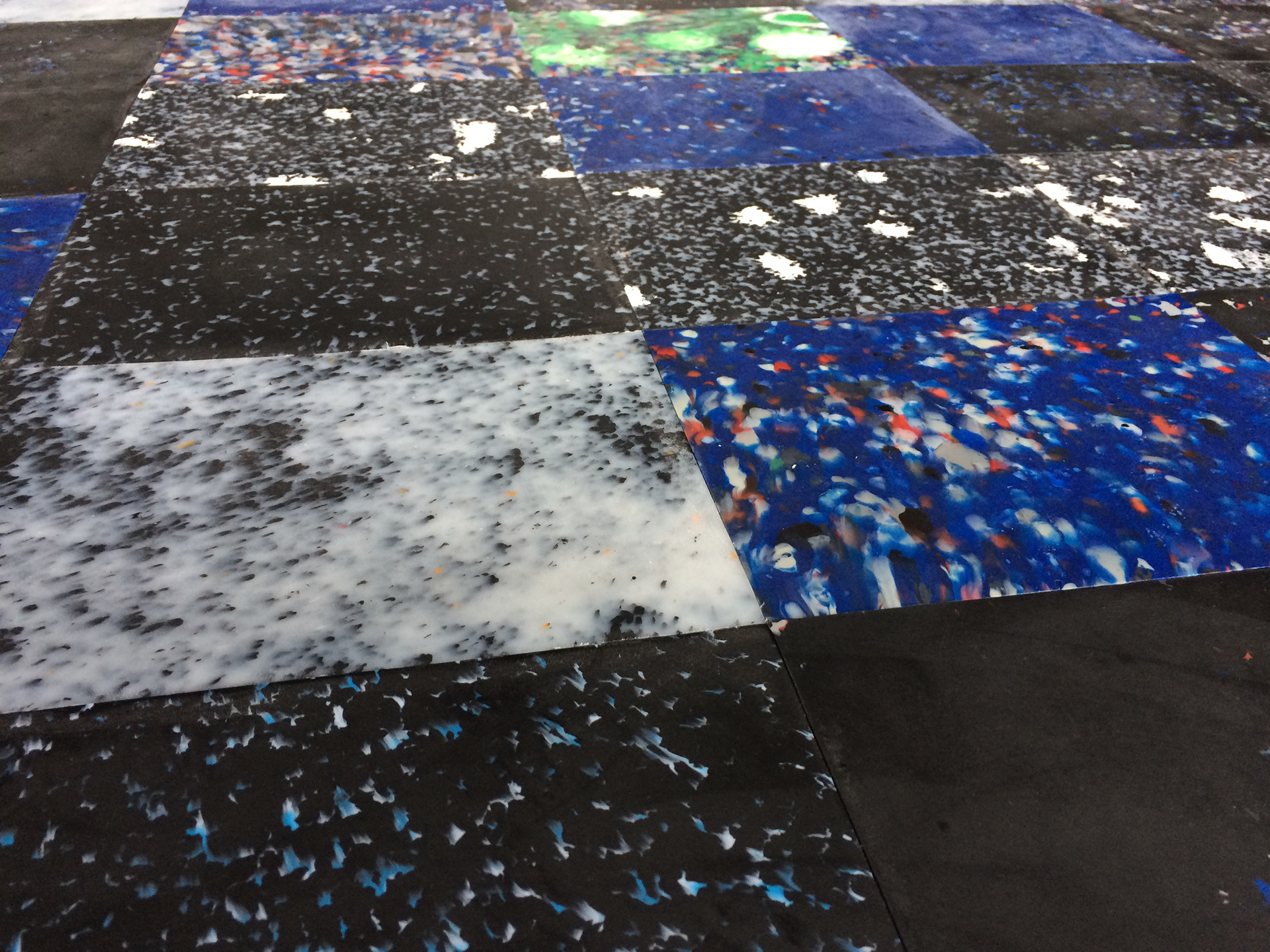 Nærbillede af kakkelmøster på bordpladen