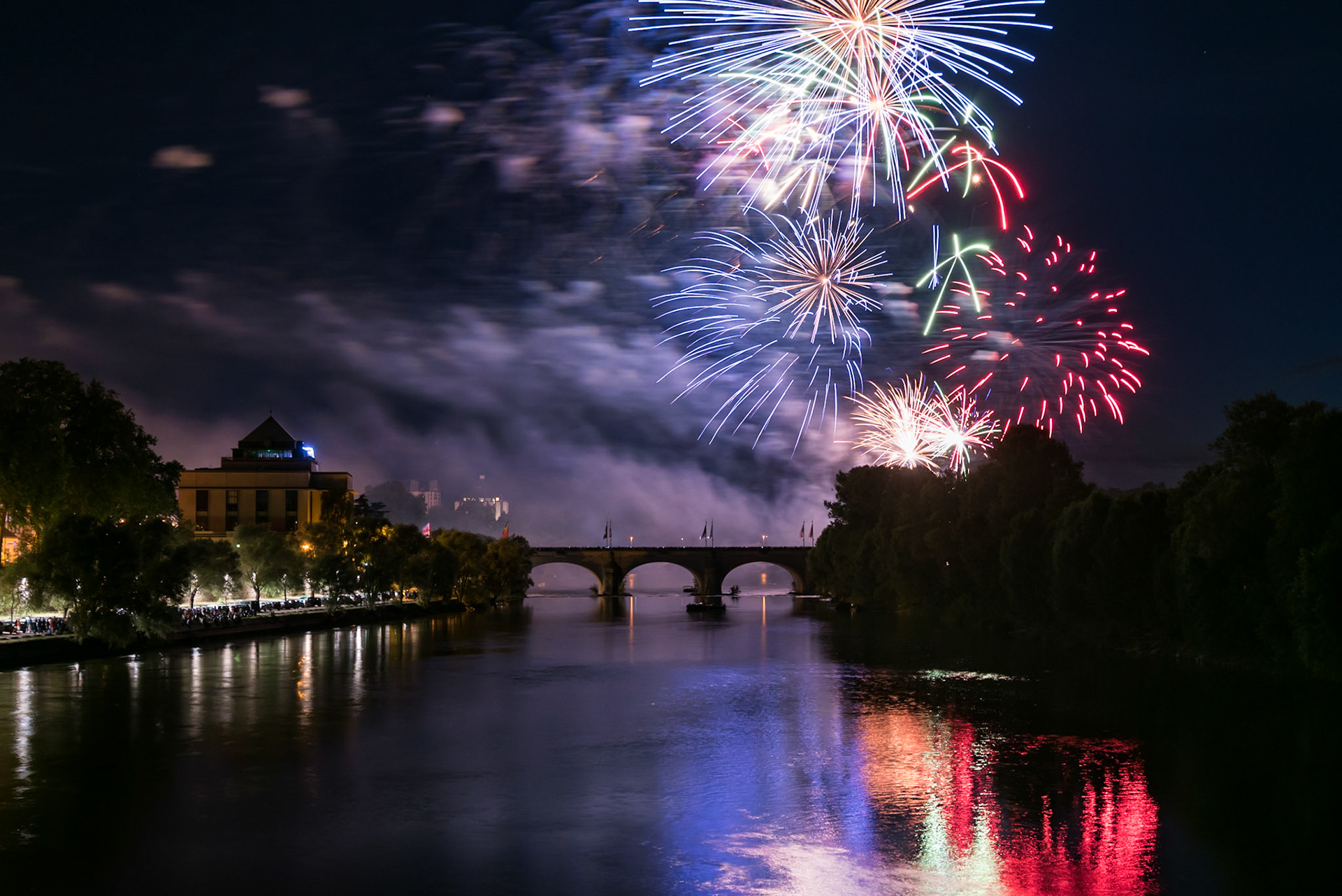 Feu d'artifice du 14 juillet, sur la Loire à Tours