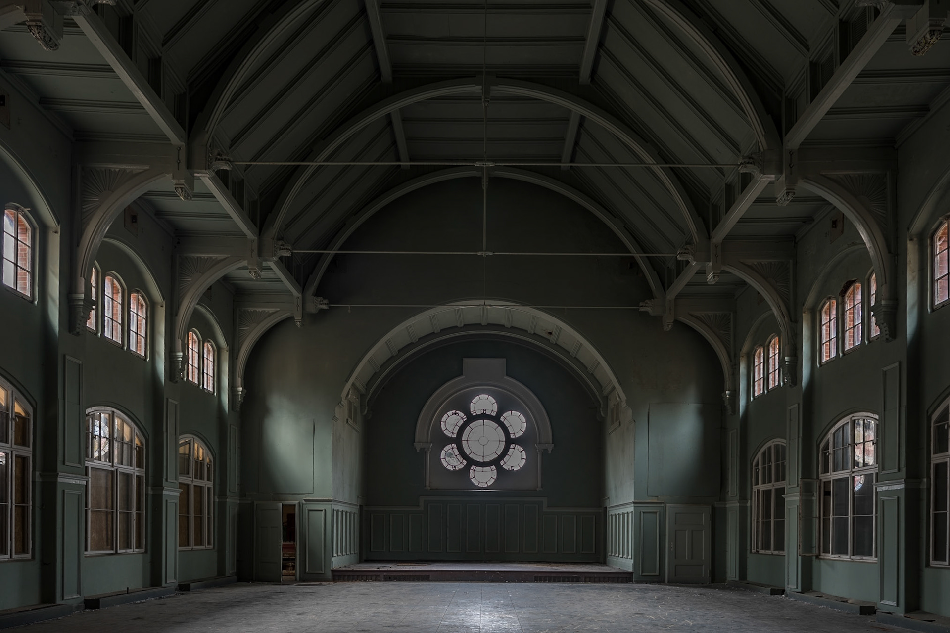 Alleine im großen Saal