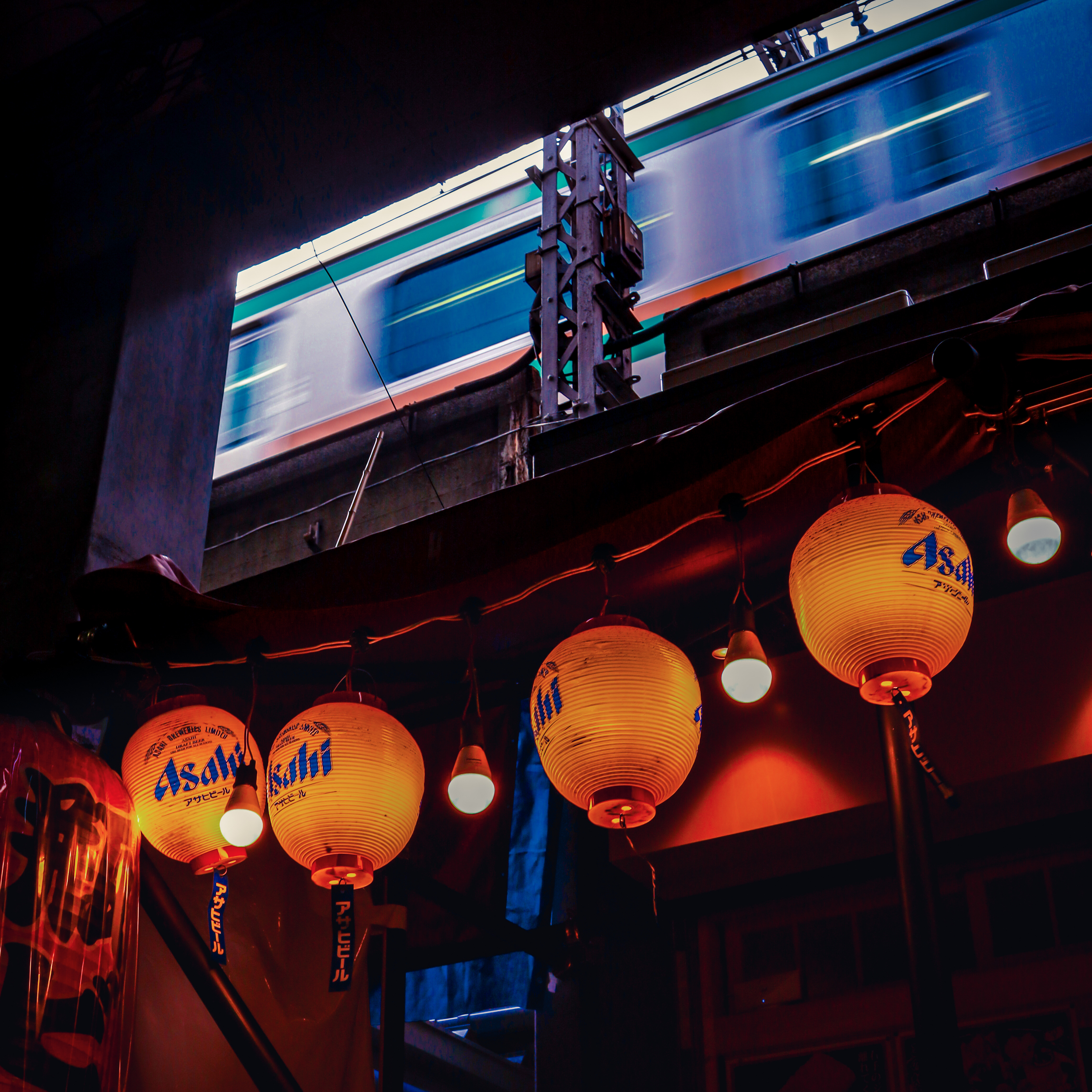 Bilder aufgenommen während meiner Reise nach Japan in Asien. Während dieses Trips erweiterte ich mein Reiseportfolio mit Eindrücken aus Tokio, Kyoto und Osaka. Die Bilder fangen Einblicke in ein modernes, traditionelles und alltägliches, fern von Tourismus, intimes Japan: Welches von westlichen Touristen gerne übersehen wird. Tags: Urban, Japan, cityscape, asiatrip, summertime, Tokyo, tradition, culture, asia, tourism, Fotograf, München, Photographer, Munich, Portrait, Porträt, Portfolio. Streetphotography, Streetphotographer, back alley