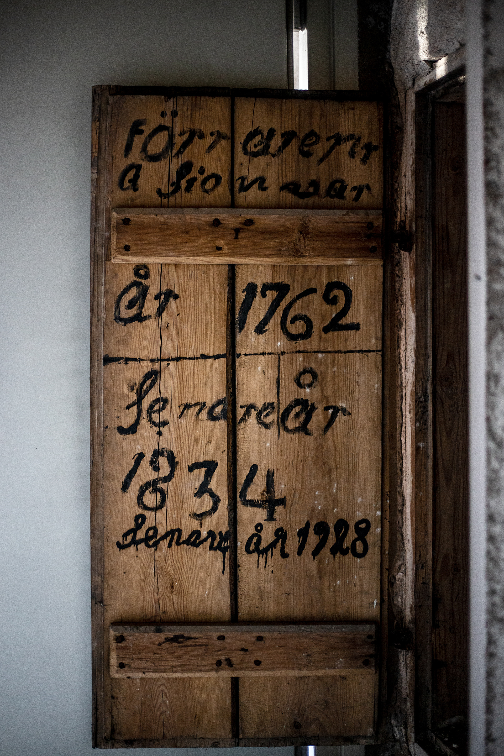 En gammal dörr på väg upp i kyrktornet på Vagnhärads Kyrka