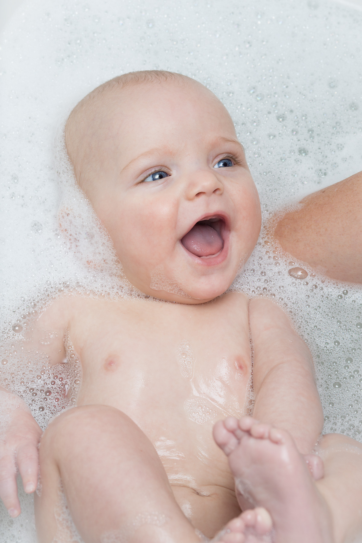 Baby beim Baden
