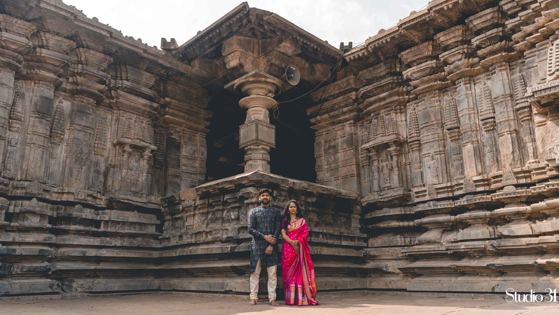 candid couple photography by studio 31 at temple