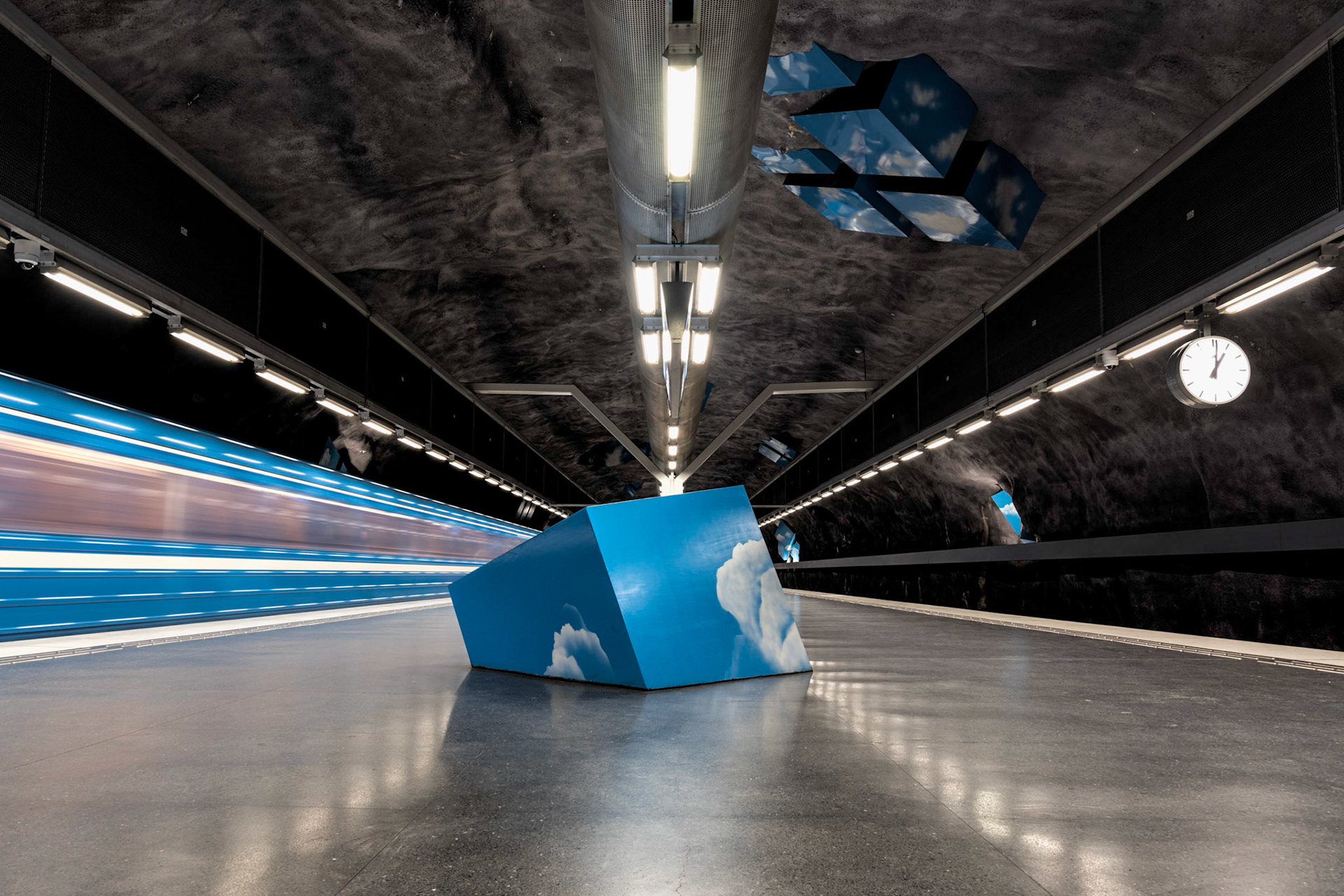 Включи красивую станцию. Станции метро Стокгольма Solna. Метро в Швеции. Стокгольмское метро. Красная станция метро Стокгольм.