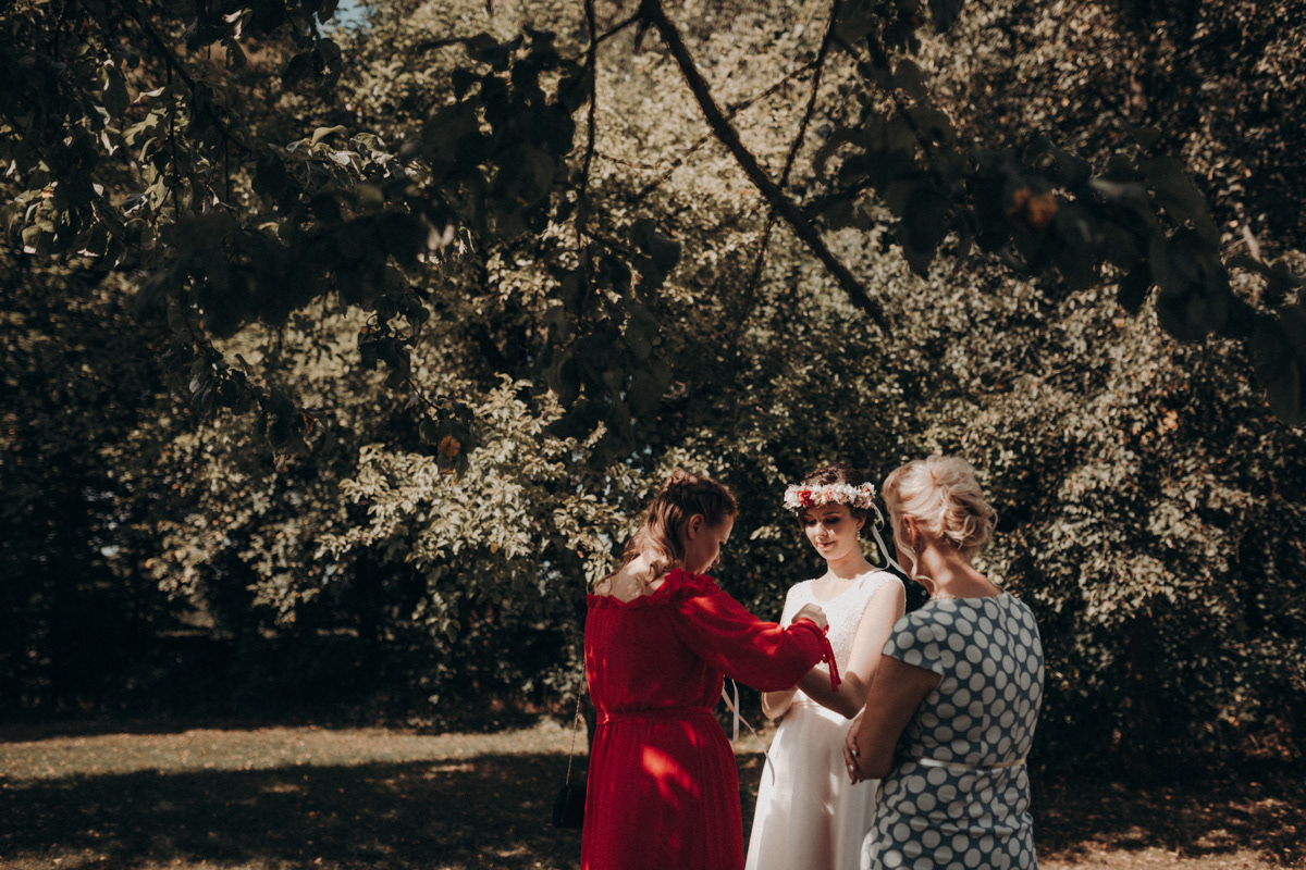Reportaż ślubny Olsztyn. Osada Dębowo. Fotografia ślubna Olsztyn. Slow wedding. Slow wedding mazury.