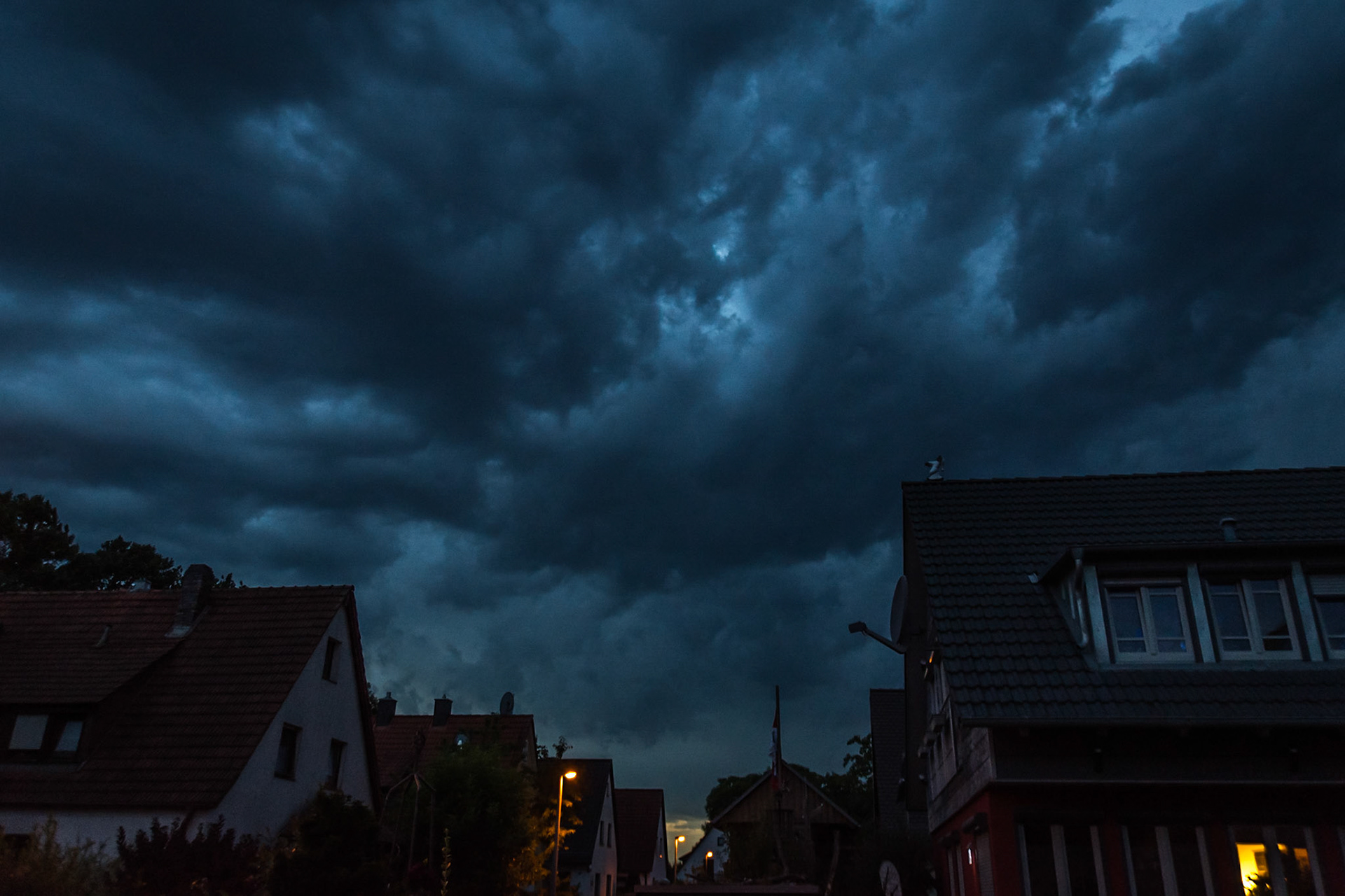 Das #Gewitter kommt - bisher leider nicht. Etwas #Abkühlung wäre nach dem heißen #Sommertag nicht verkehrt. Immerhin ist der# Himmel bzw. die #Wolken sehr imposant :-)