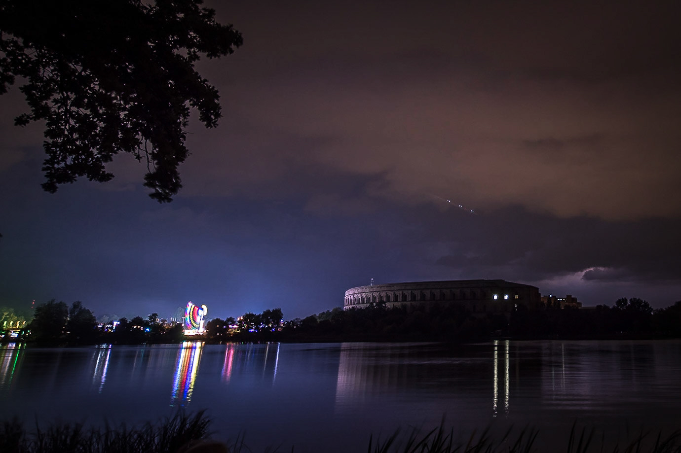 Wetterleuchten über dem Nürnberger Volksfest