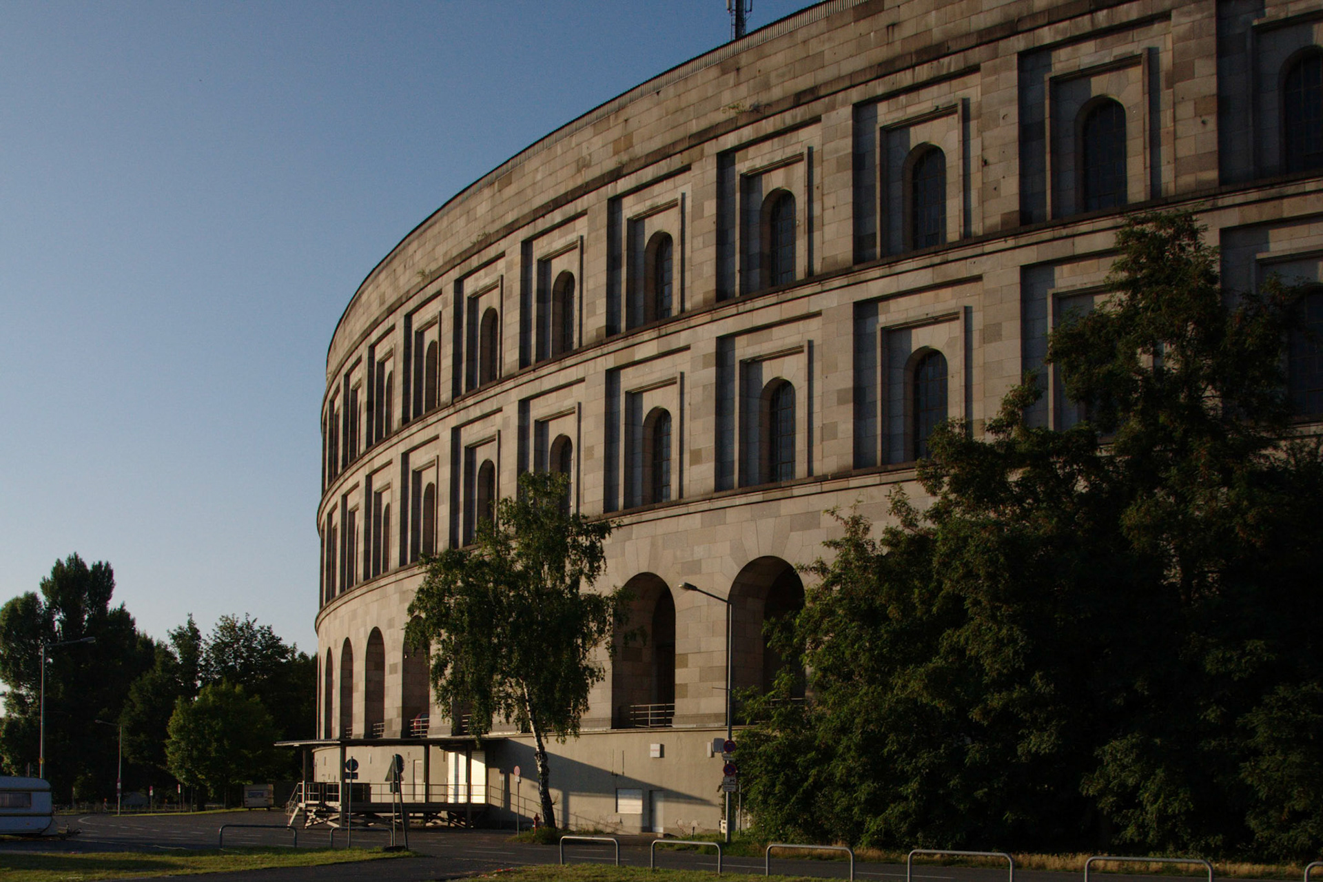 Die Kongresshalle auf dem ehemaligen Parteitagsgelände in Nürnberg - Blick vom Volksfestplatz