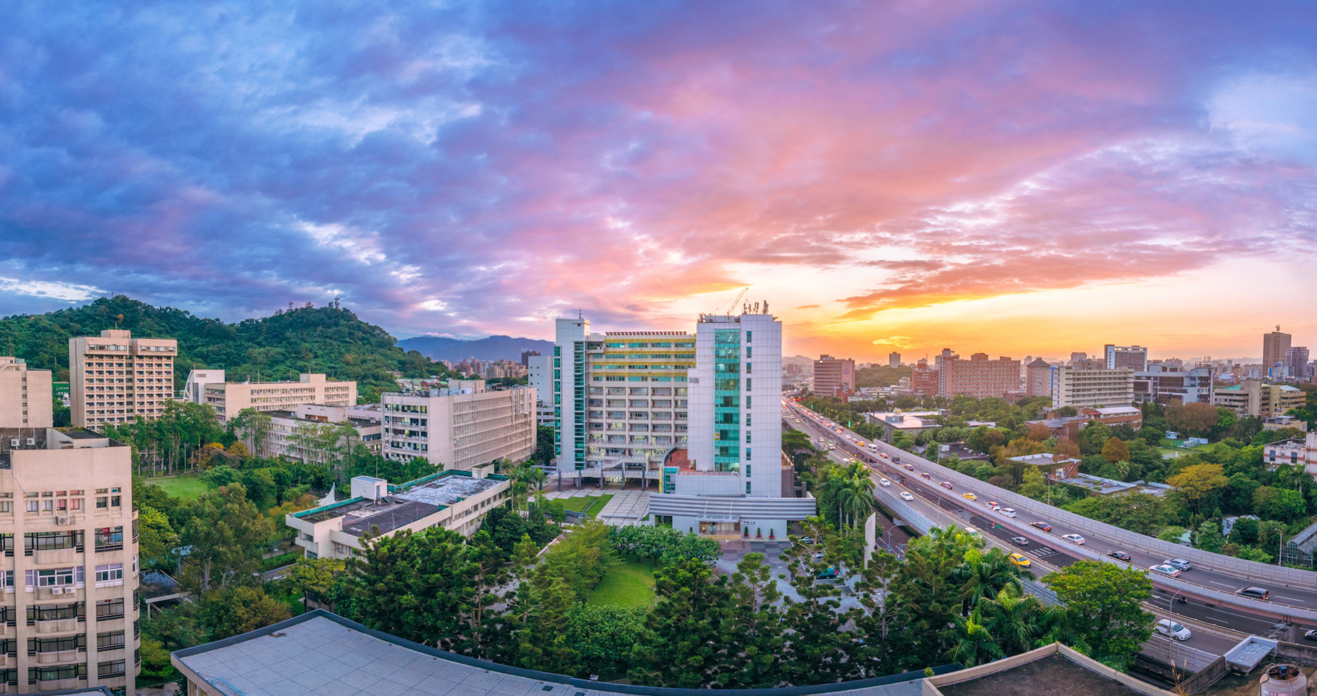 從高空俯瞰國立臺灣科技大學,左邊是第二宿舍,中間是國際大樓,右邊是基隆路高架橋以及台灣大學