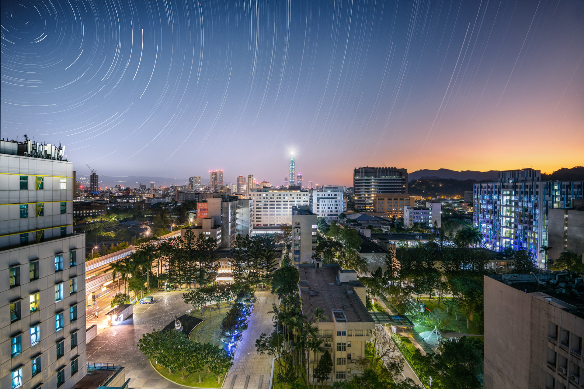 面向101的方向,在左上角是北極星。星星沿著北極星畫圓,當右邊日出來臨時,星星也要說晚安