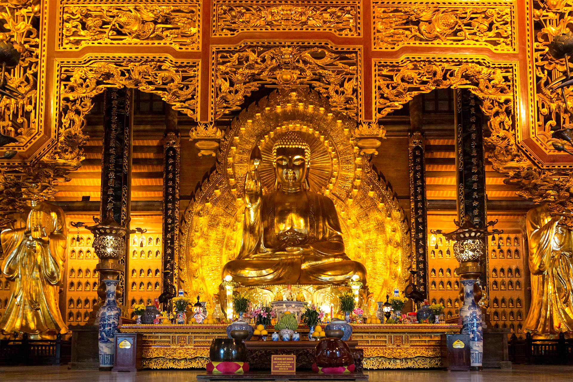 Die größte Buddha-Statue Vietnams wiegt 100 Tonnen. Fotos: Roman Domes