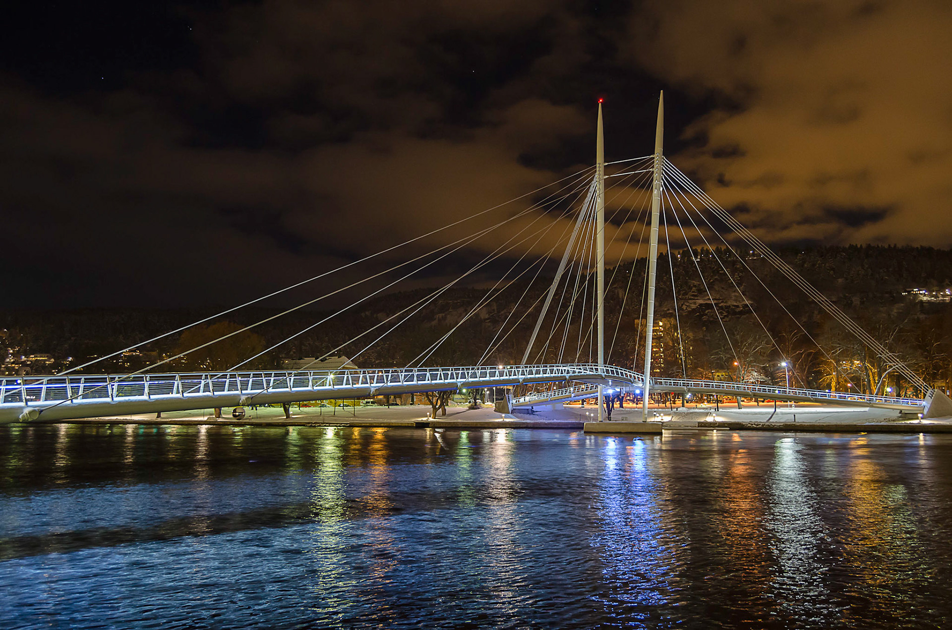 Ypsilon pedestrian bridge by night