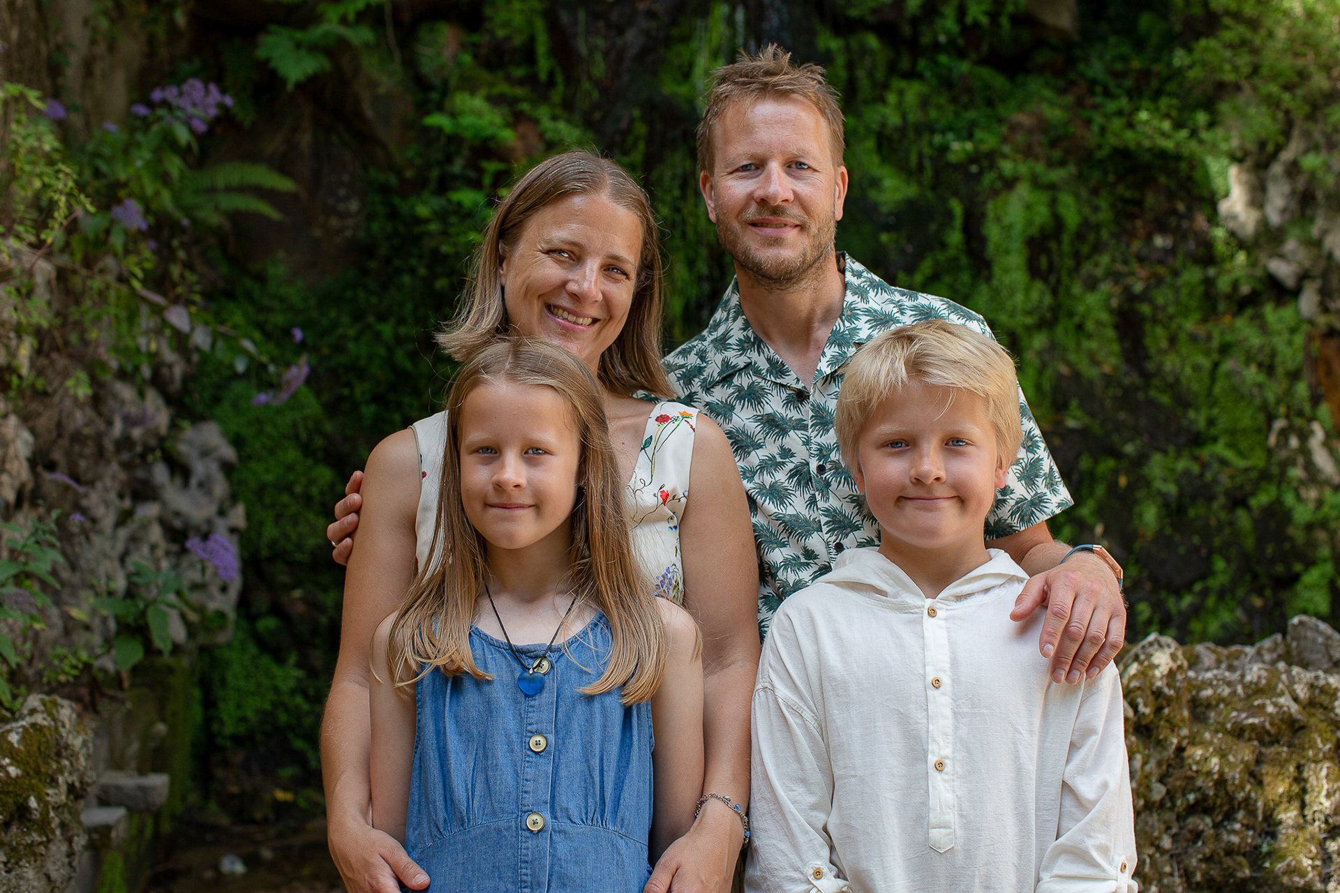 Family travel photo shoot in Sintra