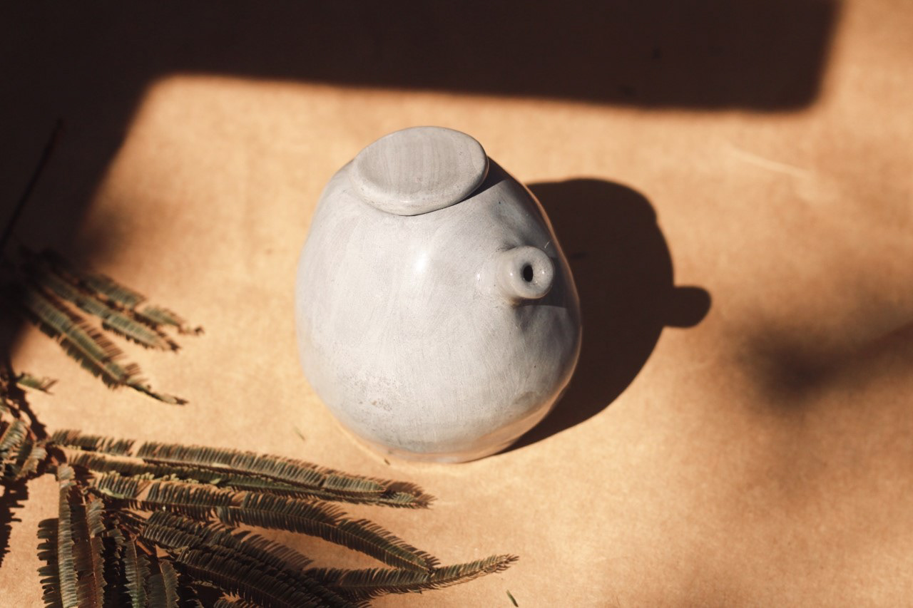 Azeiteira marimbondo. Queimada em baixa temperatura, esta maravilha aqui é feita pensando justamente na praticidade de servir o azeite compactado em uma refeição. 