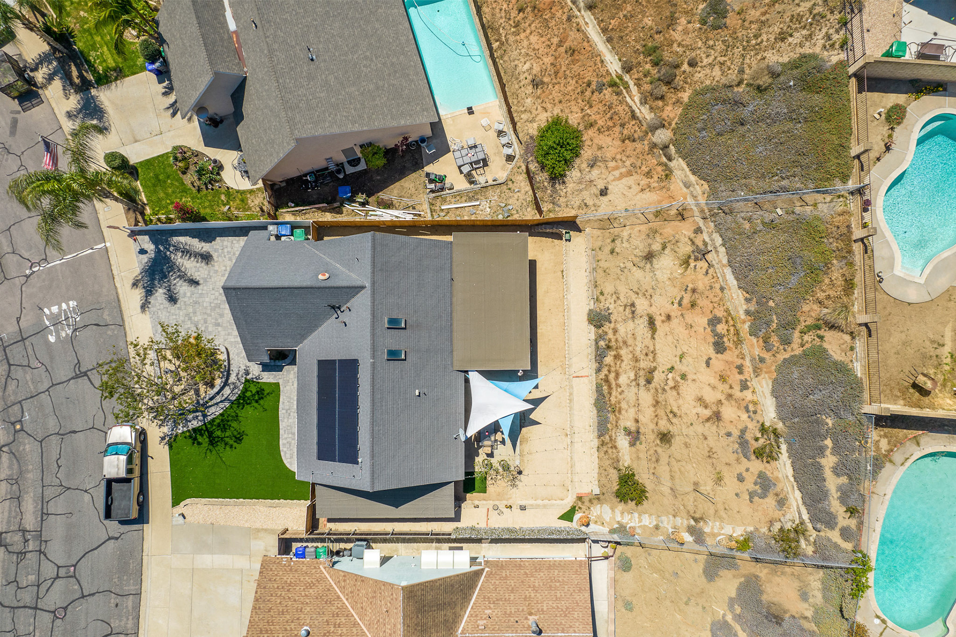 10702 Len St