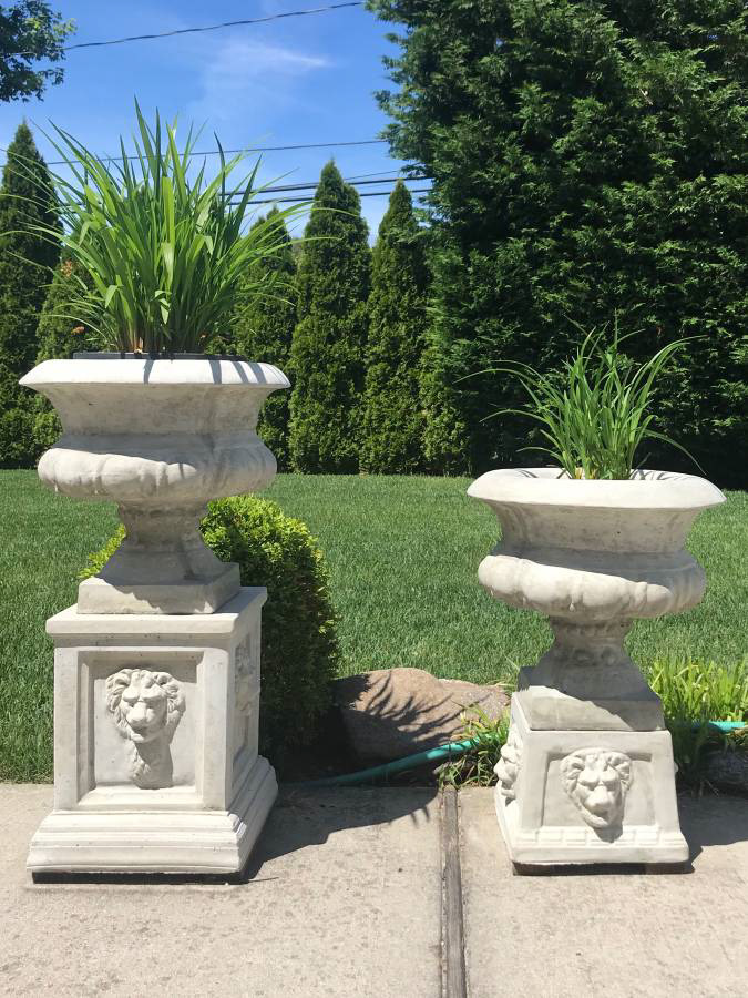 John's Concrete Art Lion Face Pedestal